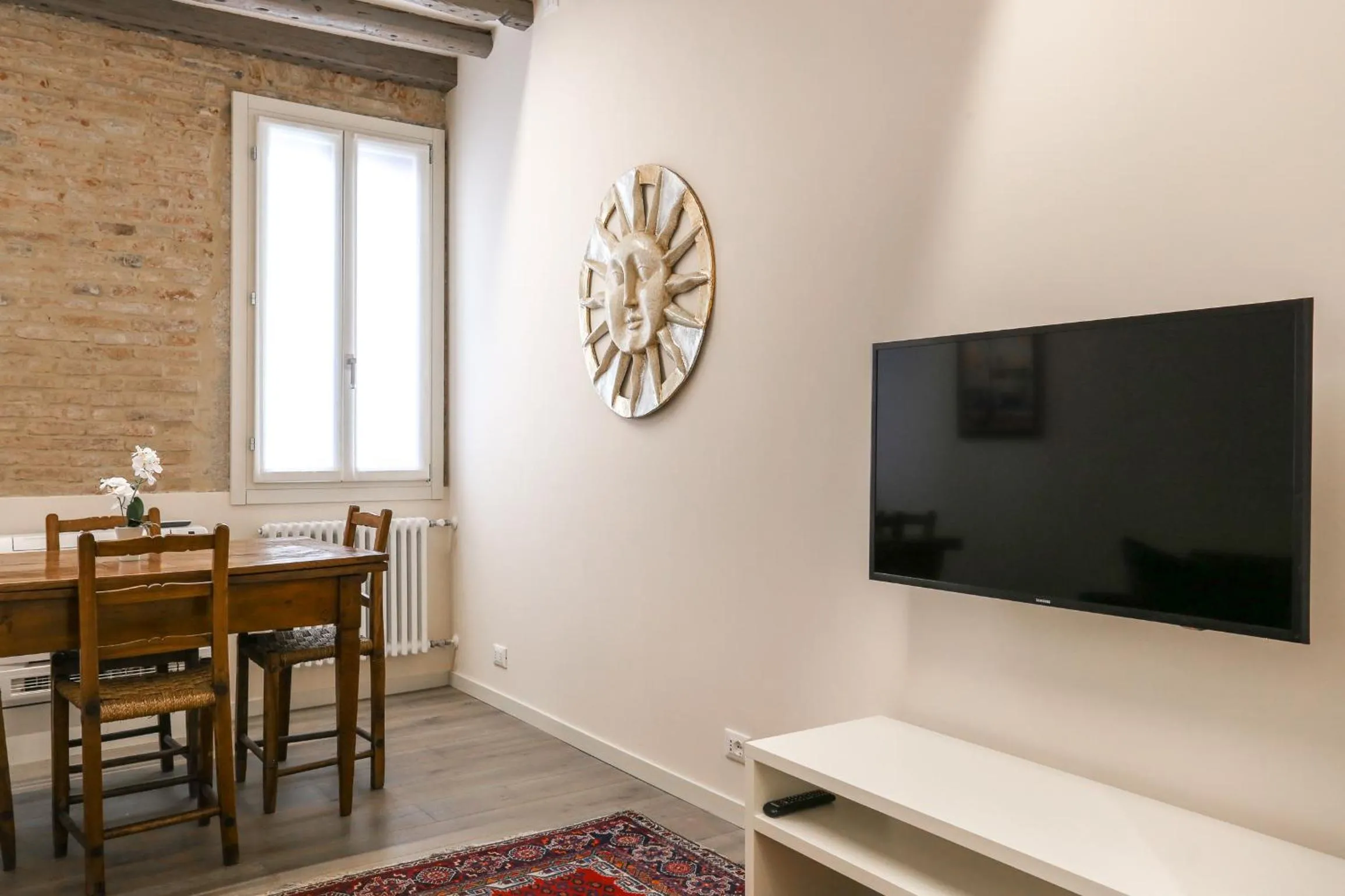Communal lounge/ TV room in Rialto Suite 1602