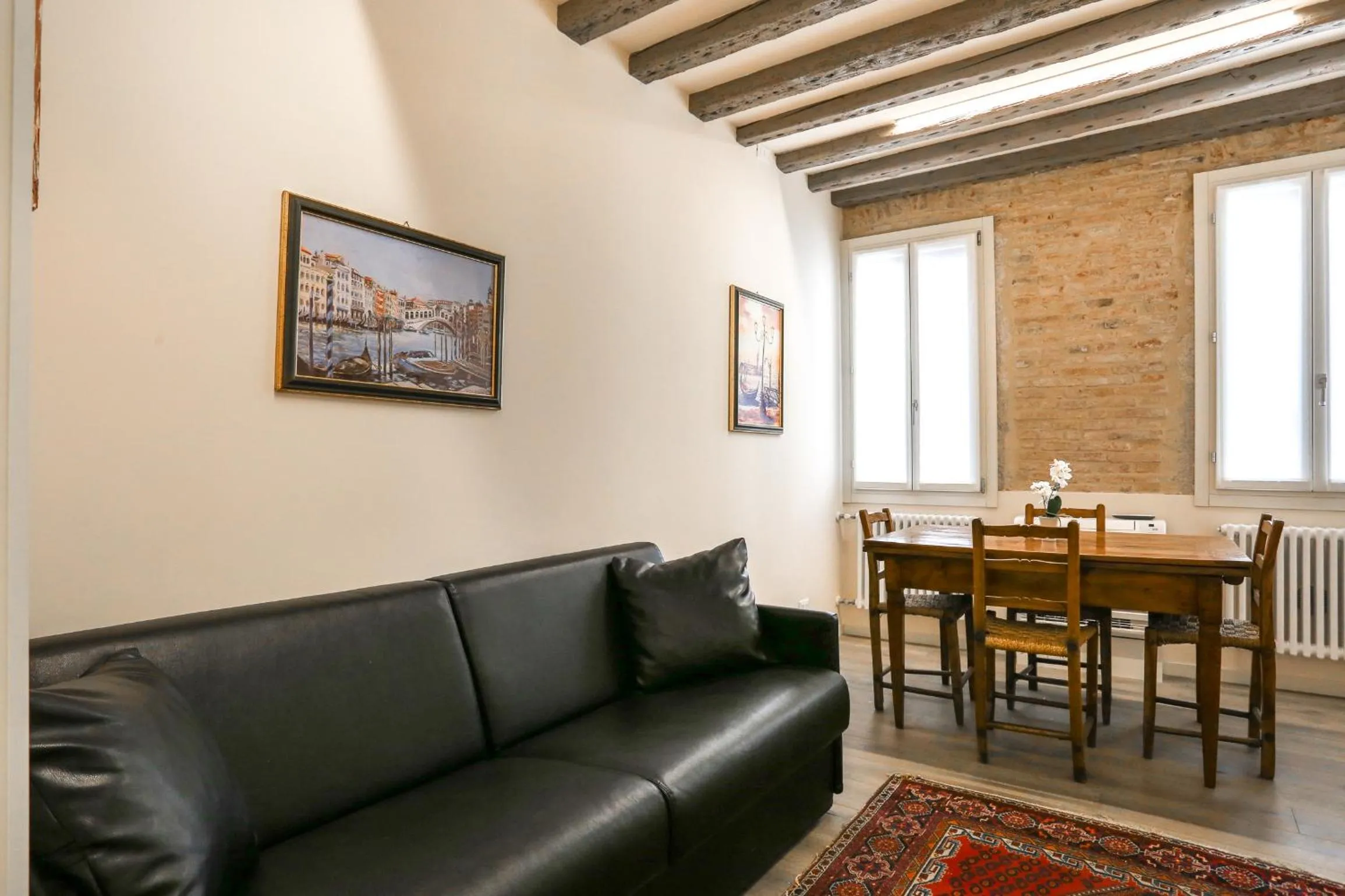 Communal lounge/ TV room in Rialto Suite 1602
