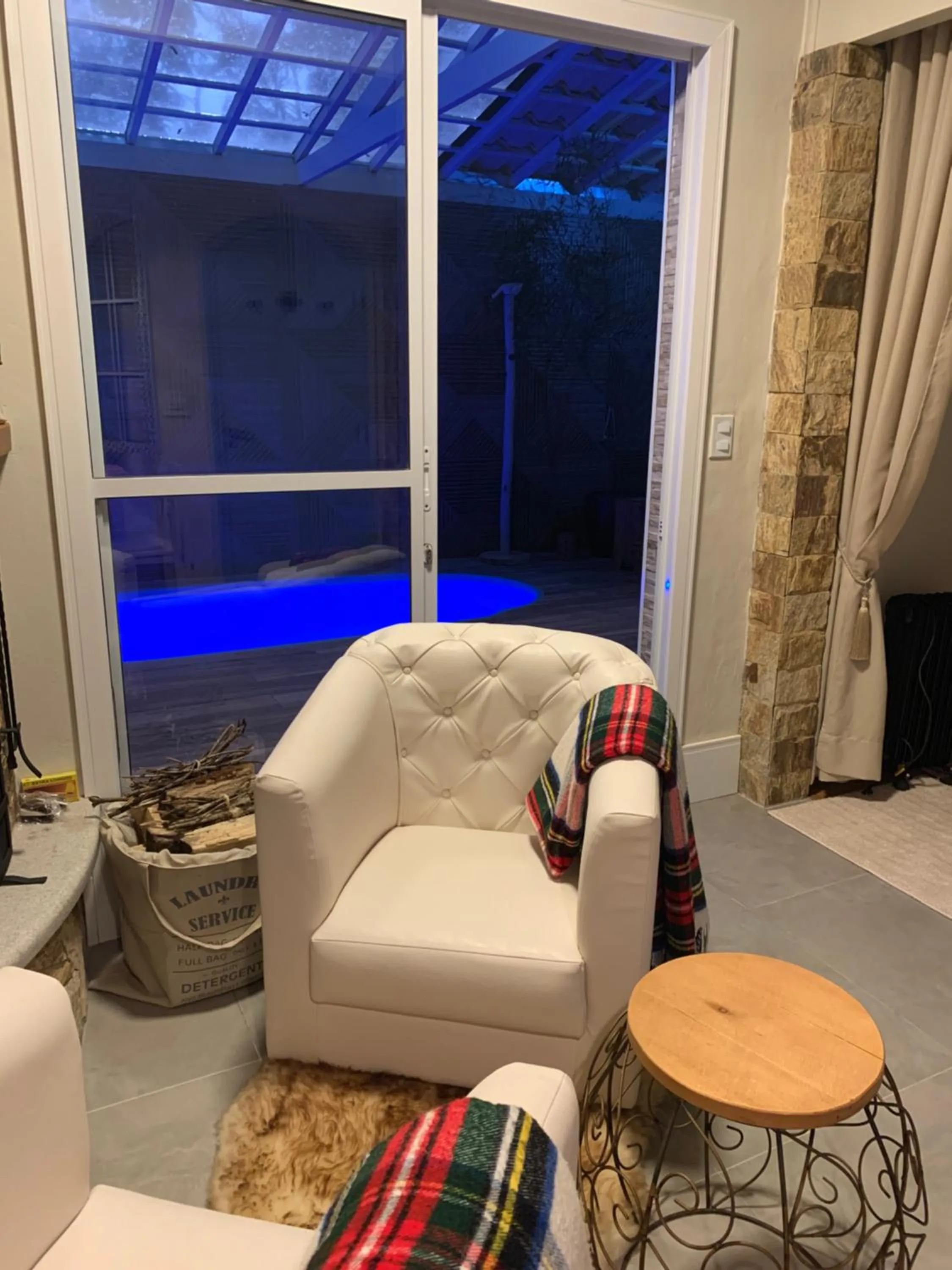 Living room in Hospedagem Casadalee chalé com piscina privativa aquecida e Apartamento sem piscina