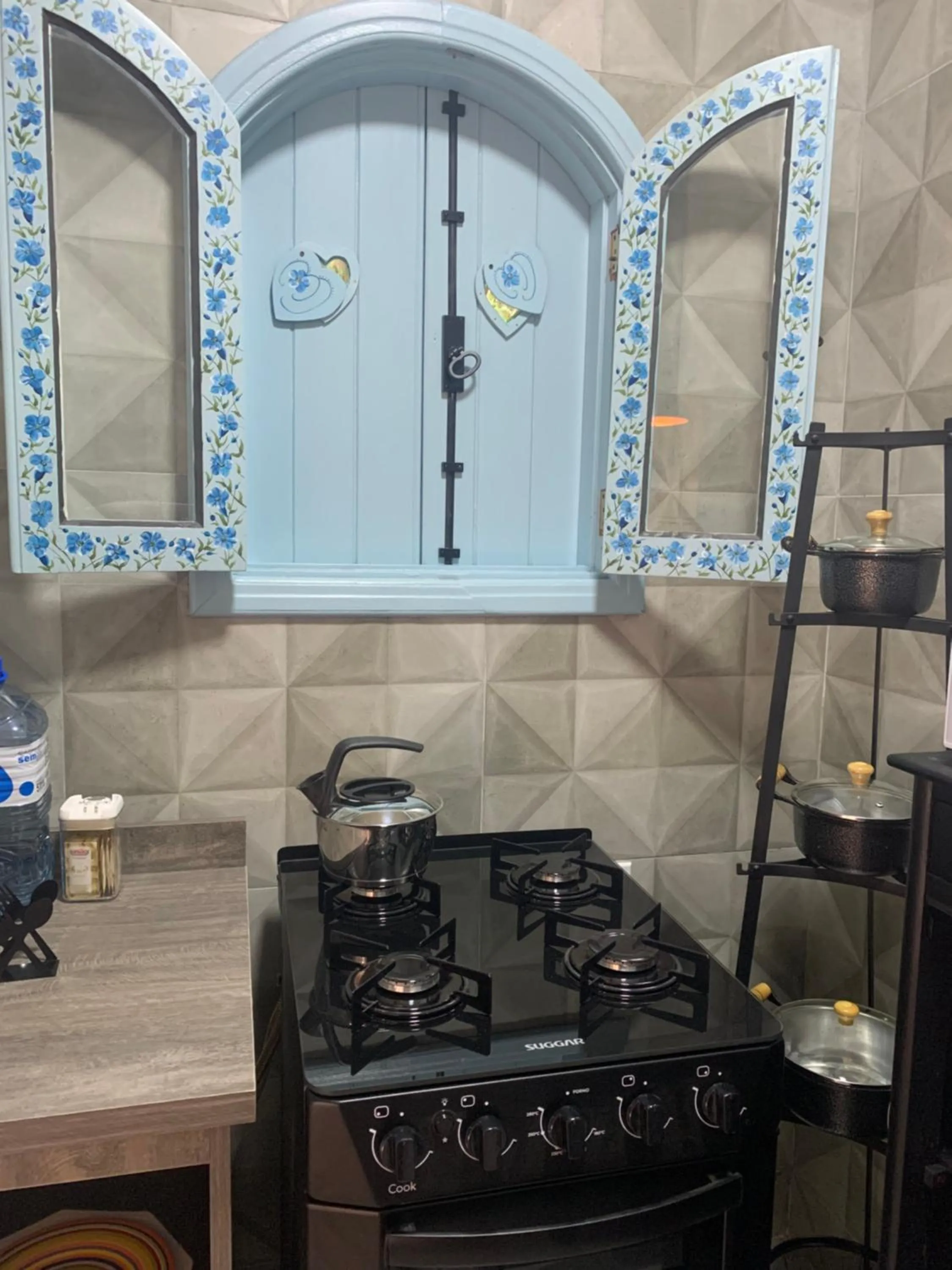 Communal kitchen in Hospedagem Casadalee chalé com piscina privativa aquecida e Apartamento sem piscina