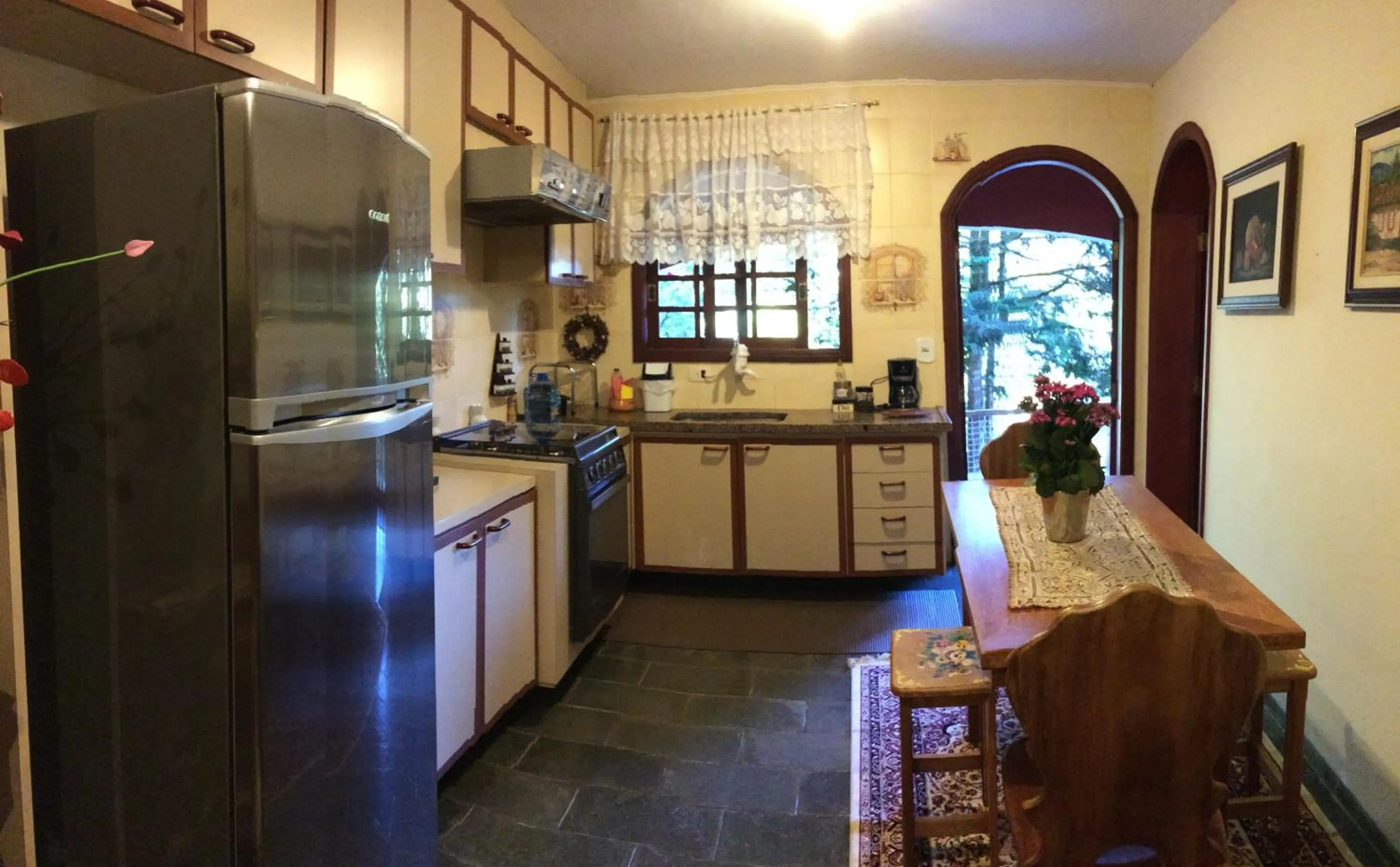 Kitchen or kitchenette in Hospedagem Casadalee chalé com piscina privativa aquecida e Apartamento sem piscina