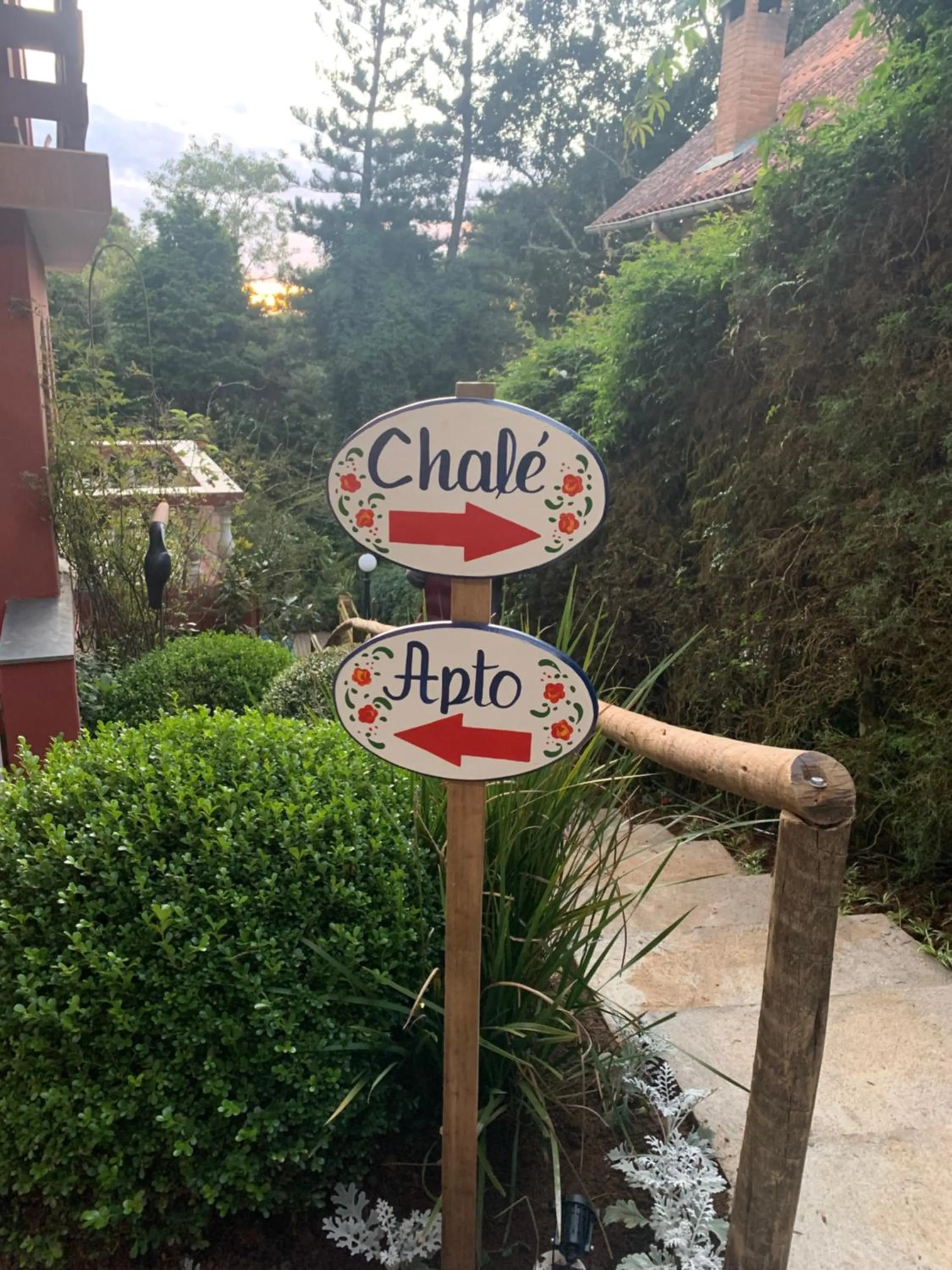 Property logo or sign in Hospedagem Casadalee chalé com piscina privativa aquecida e Apartamento sem piscina