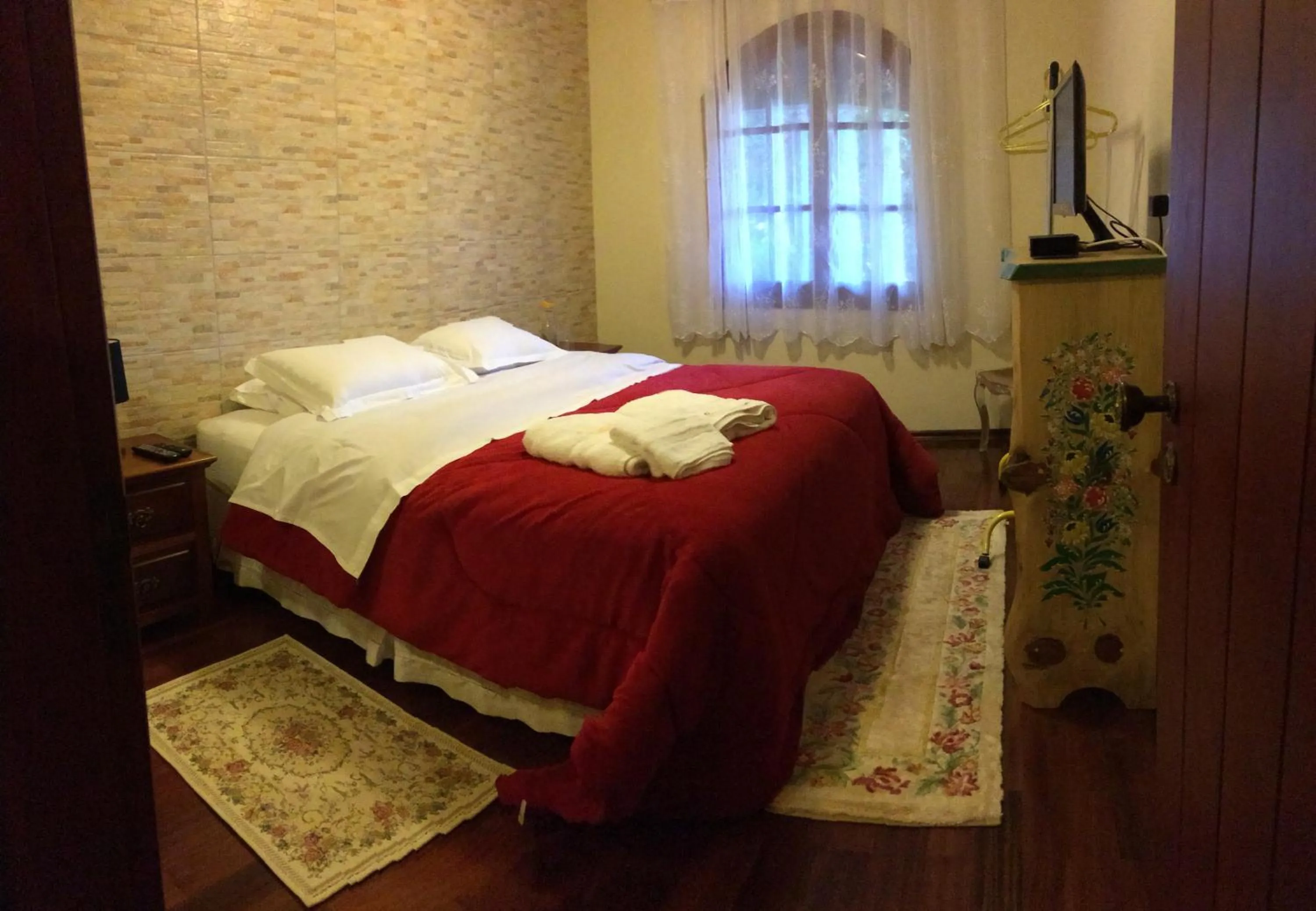 Bed in Hospedagem Casadalee chalé com piscina privativa aquecida e Apartamento sem piscina