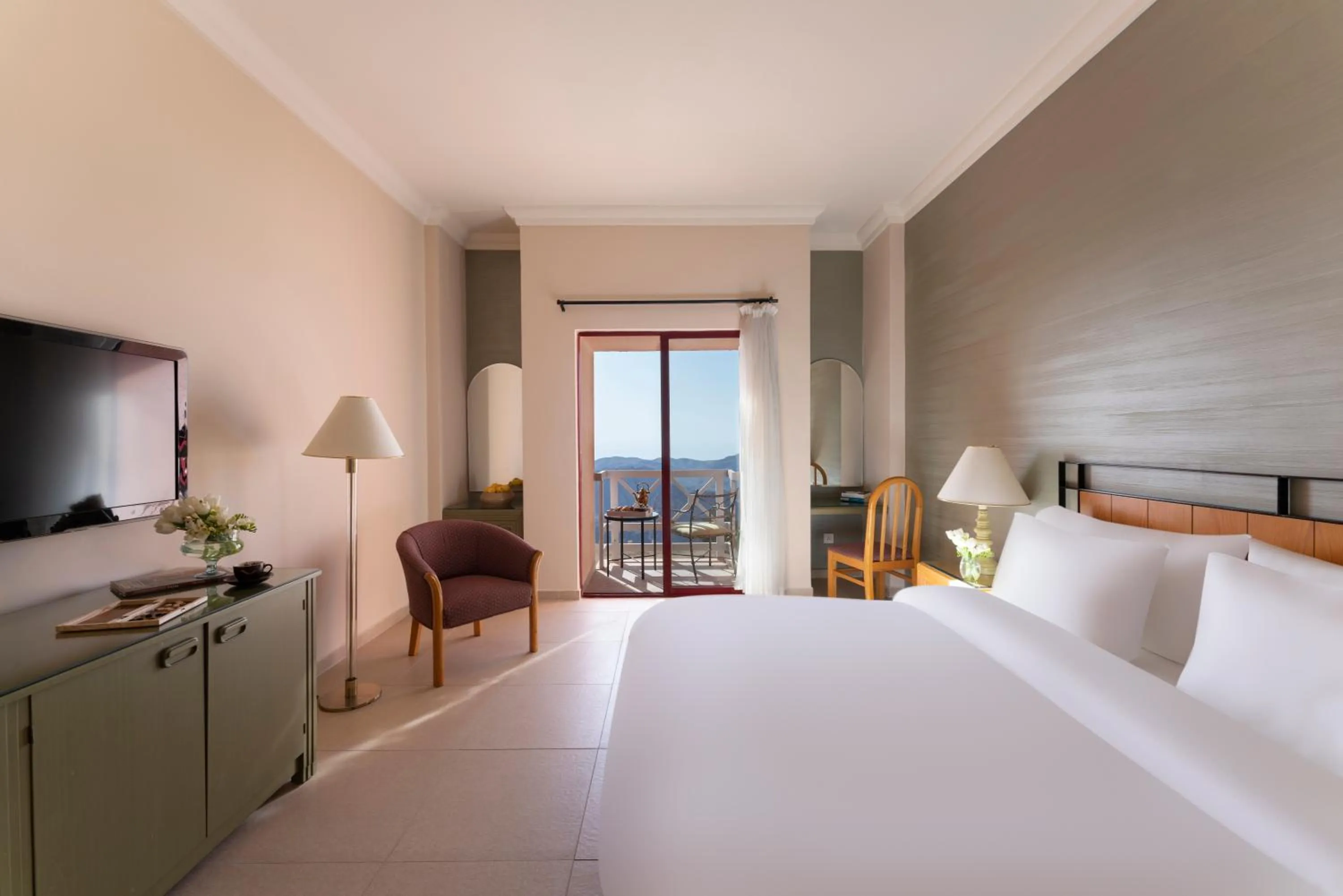 Property building, Bed in Mövenpick Nabatean Castle Hotel