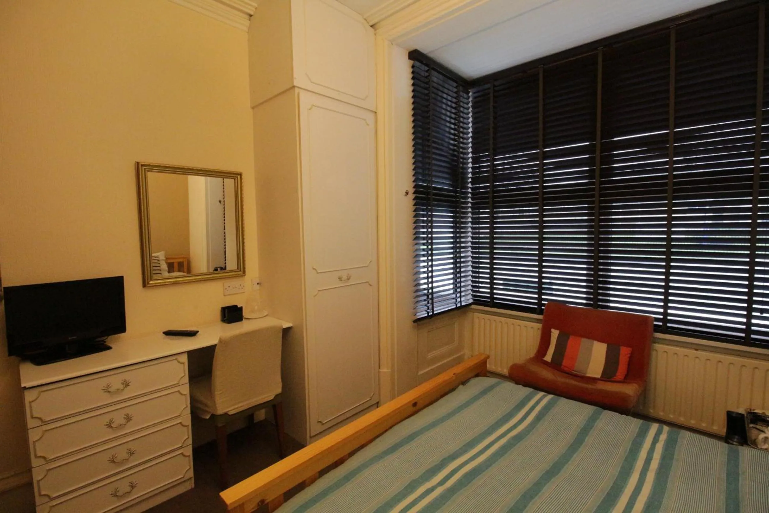 Bedroom, Bed in Tennyson