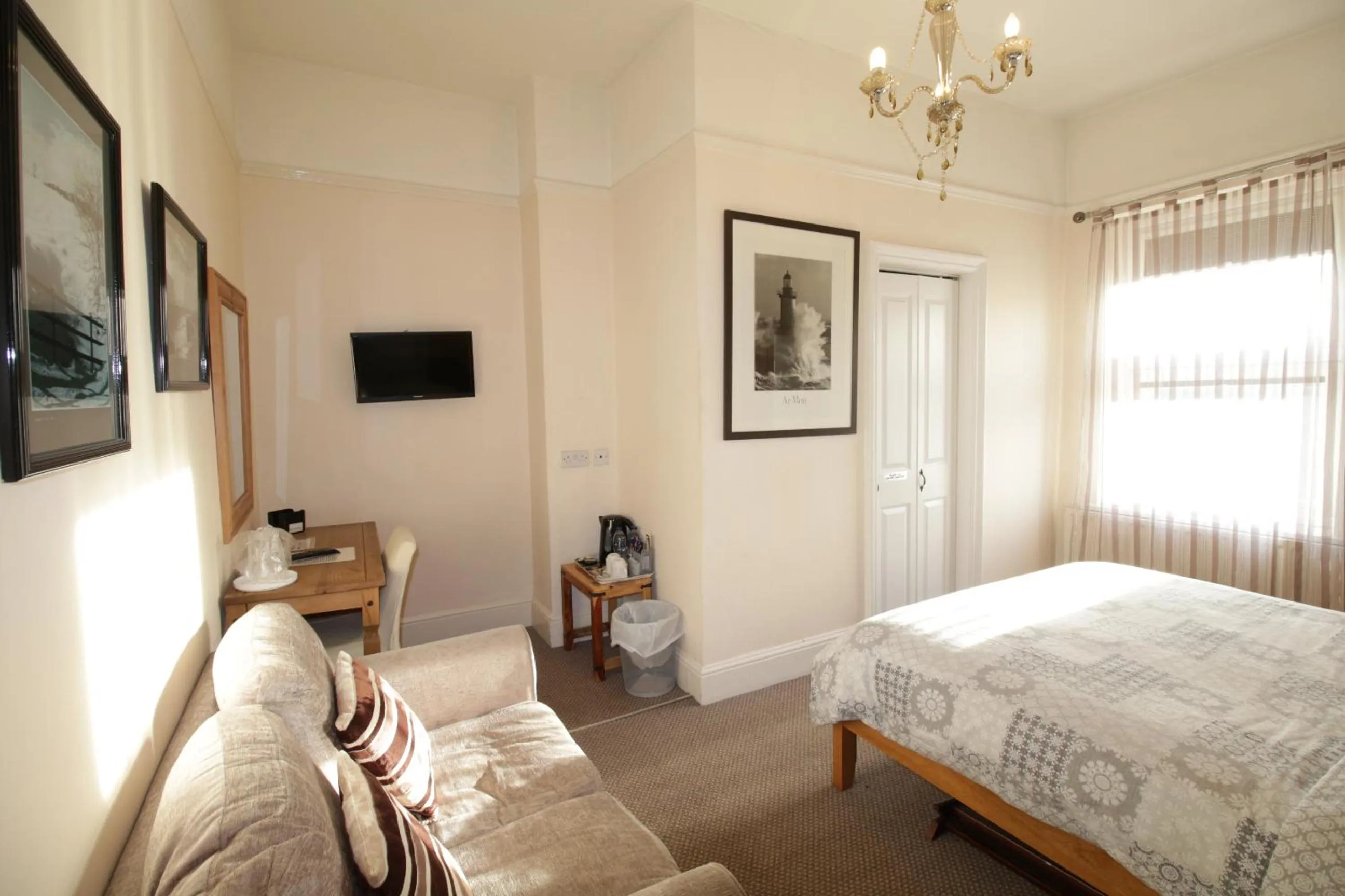 Bedroom, Bed in Tennyson