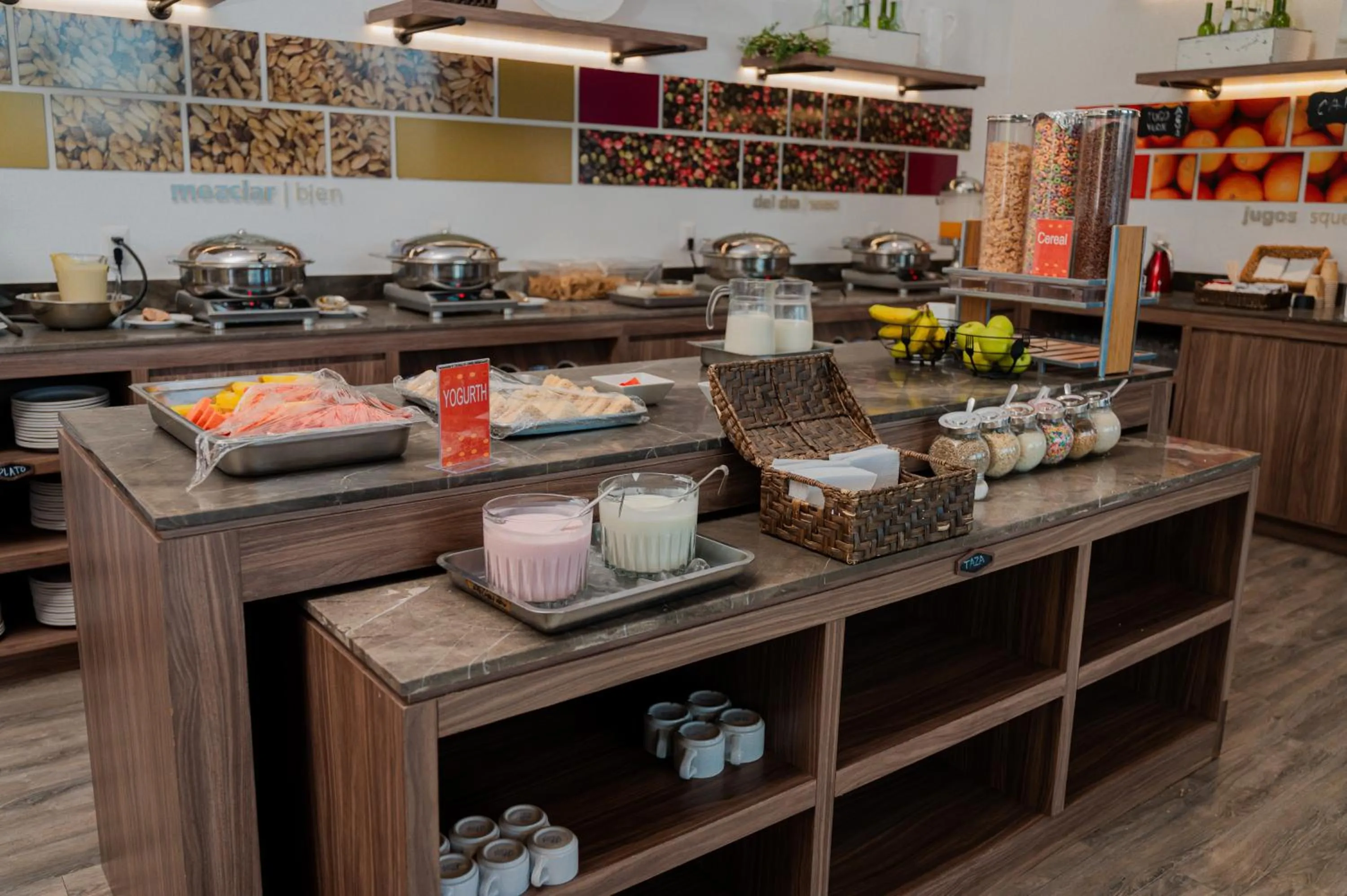 Buffet breakfast in Hampton Inn By Hilton Celaya