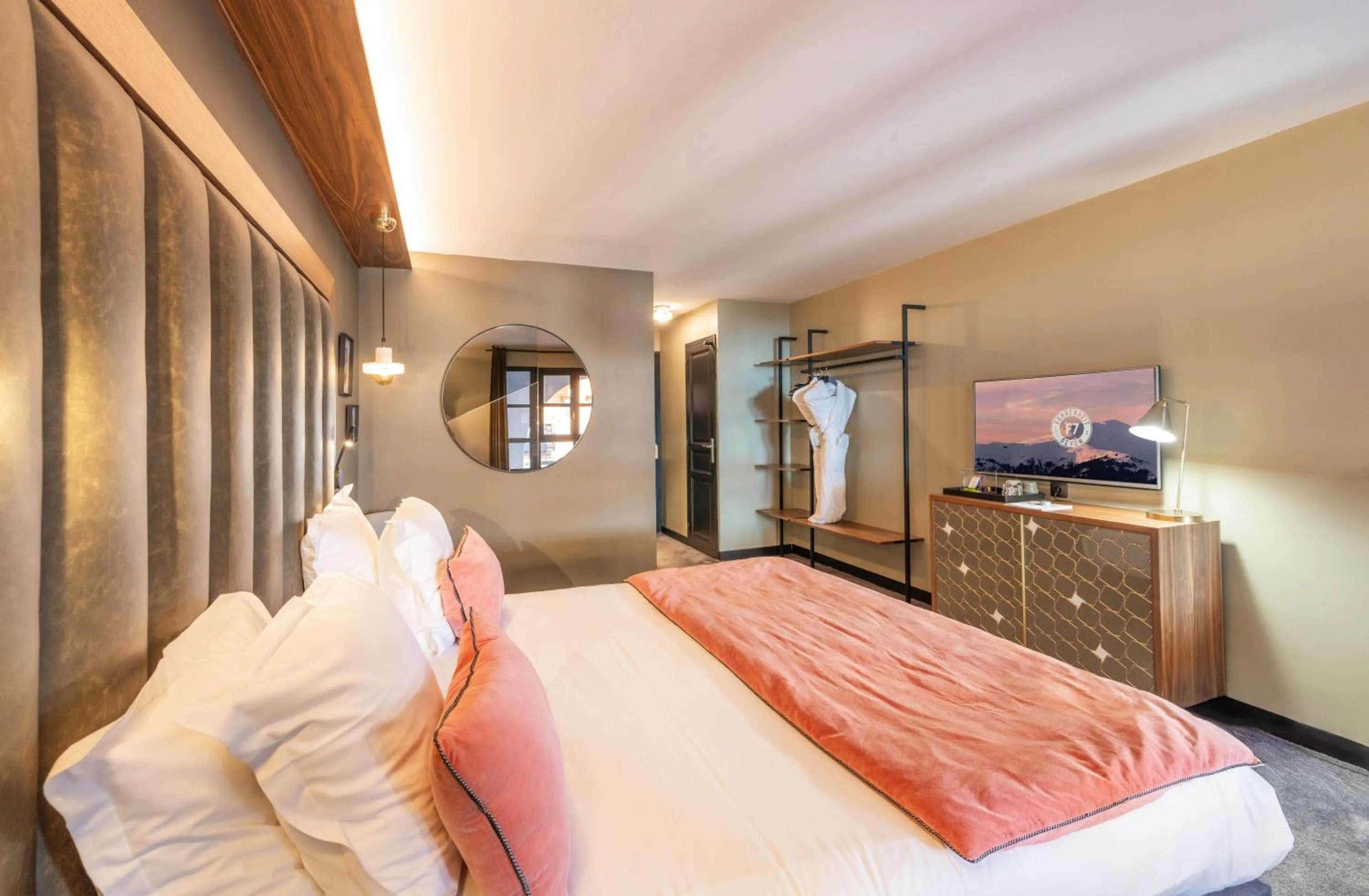 Photo of the whole room, Bed in Fahrenheit Seven Courchevel