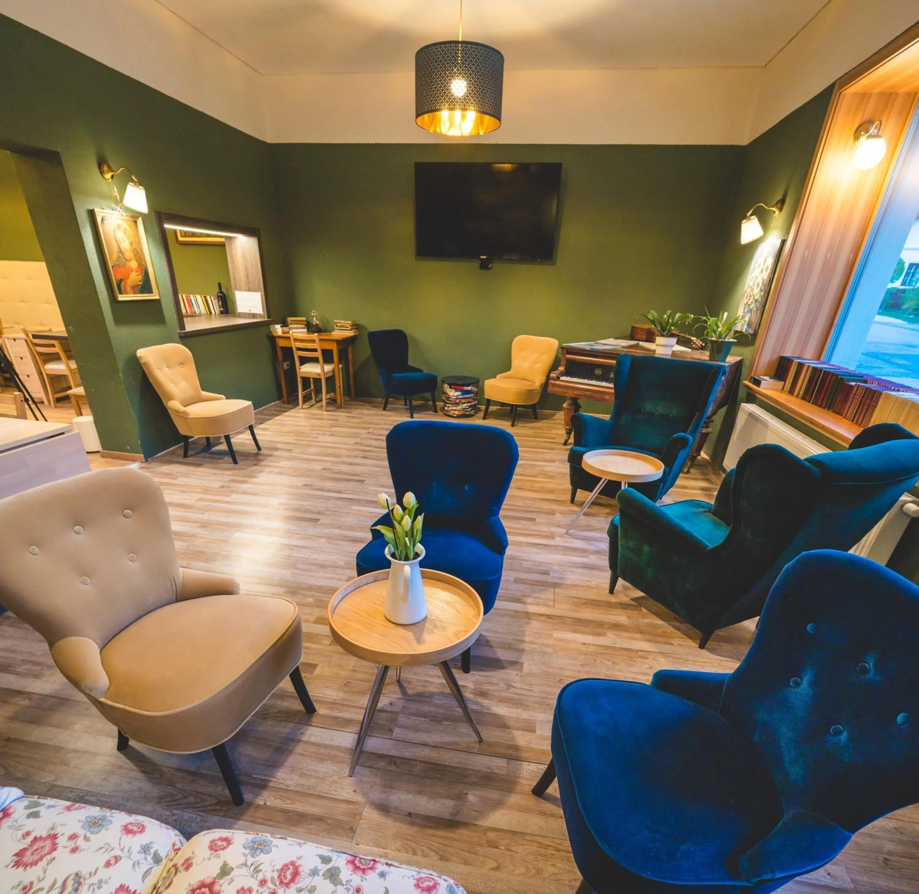 Communal lounge/ TV room in Vila Koman Jezersko