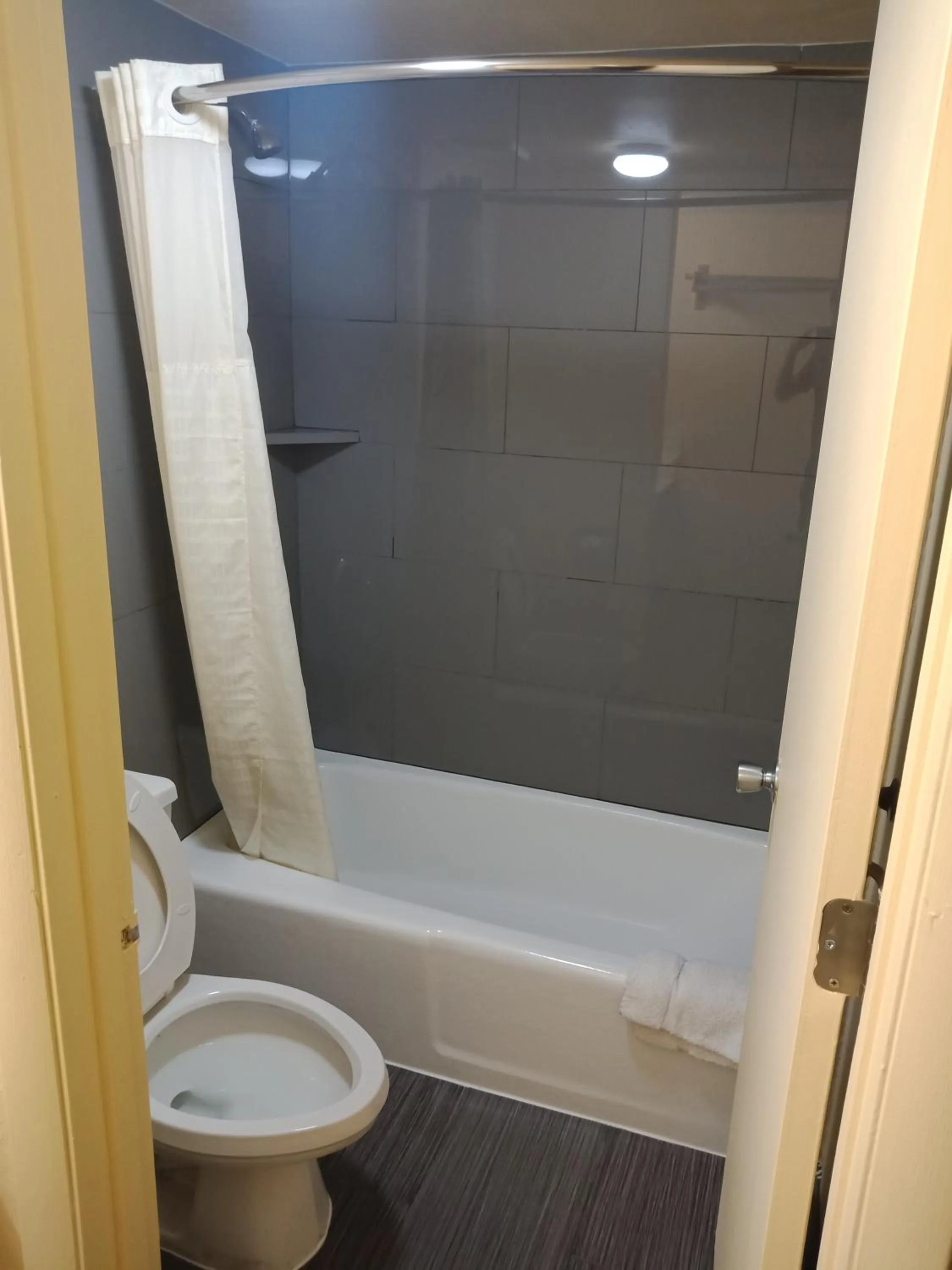 Shower in Budget Inn Of Orlando