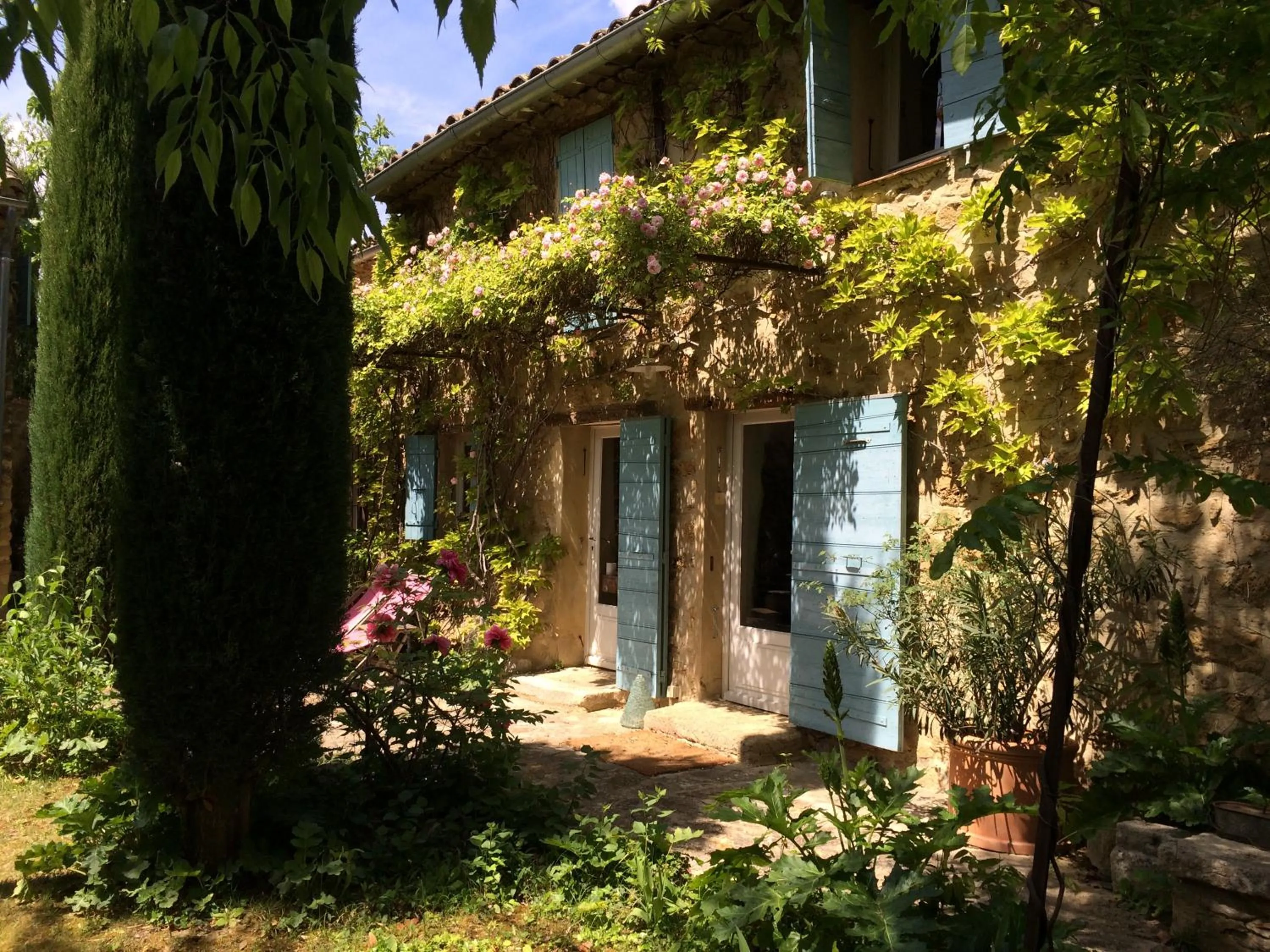 Property building in B&B Chambre de Julie Le Jardin