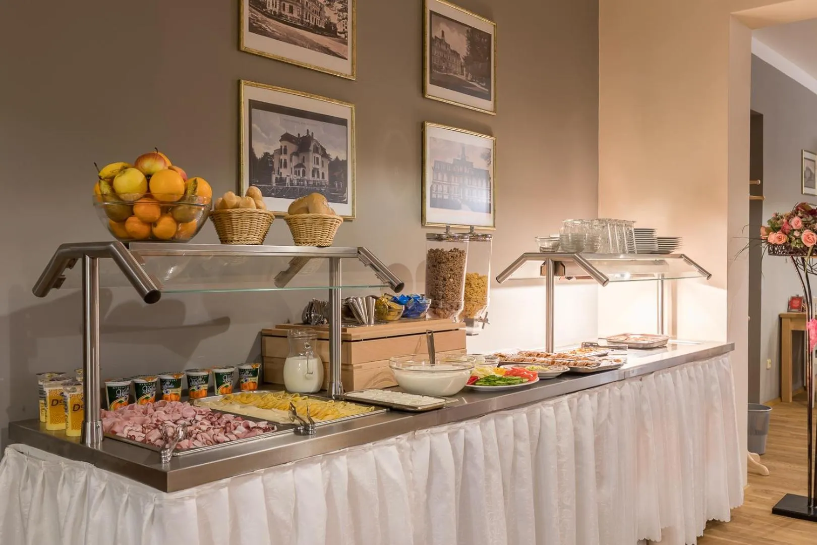 Buffet breakfast in Villa Grohmann