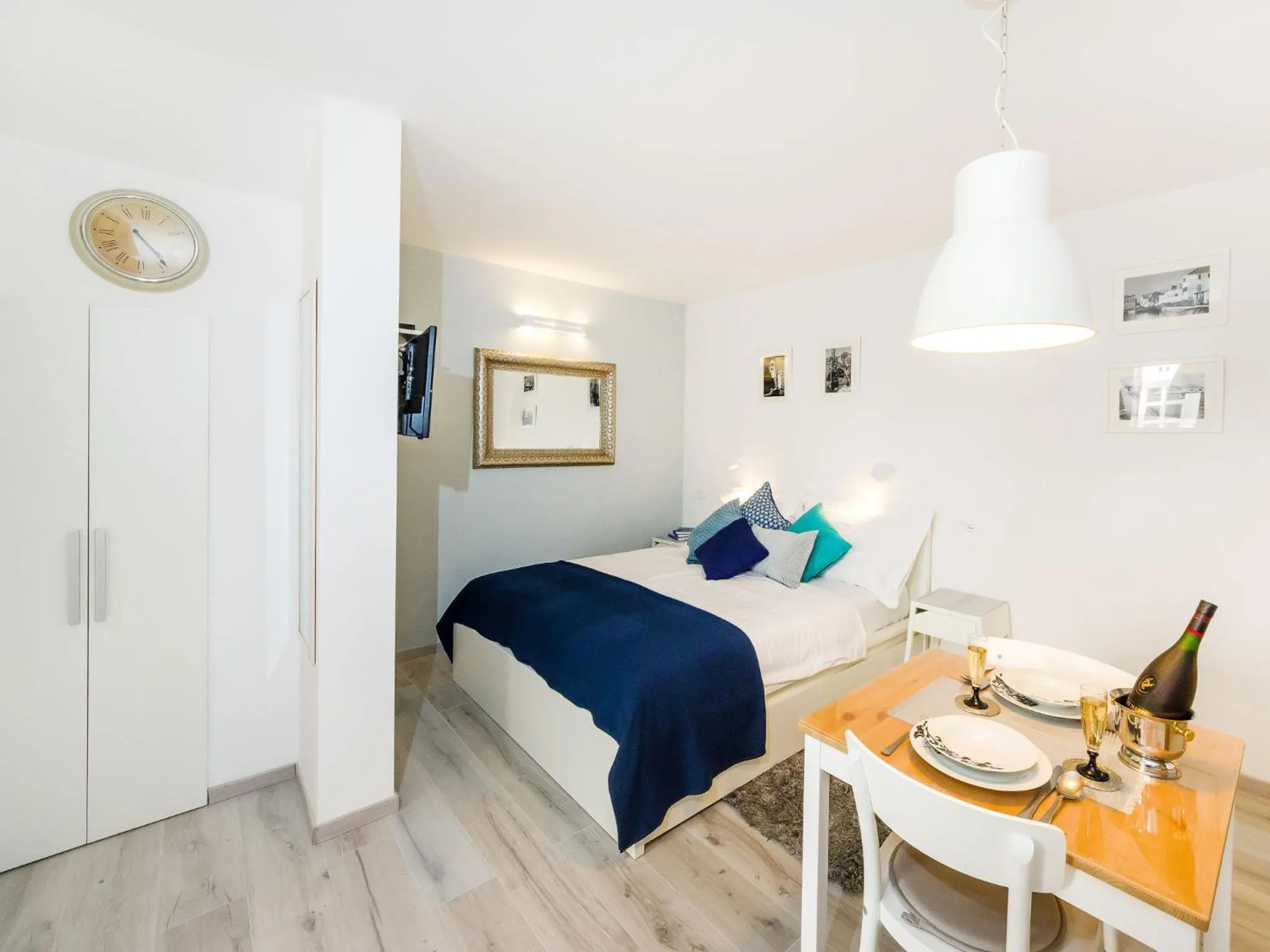Property building, Bed in Navis Luxury Apartments
