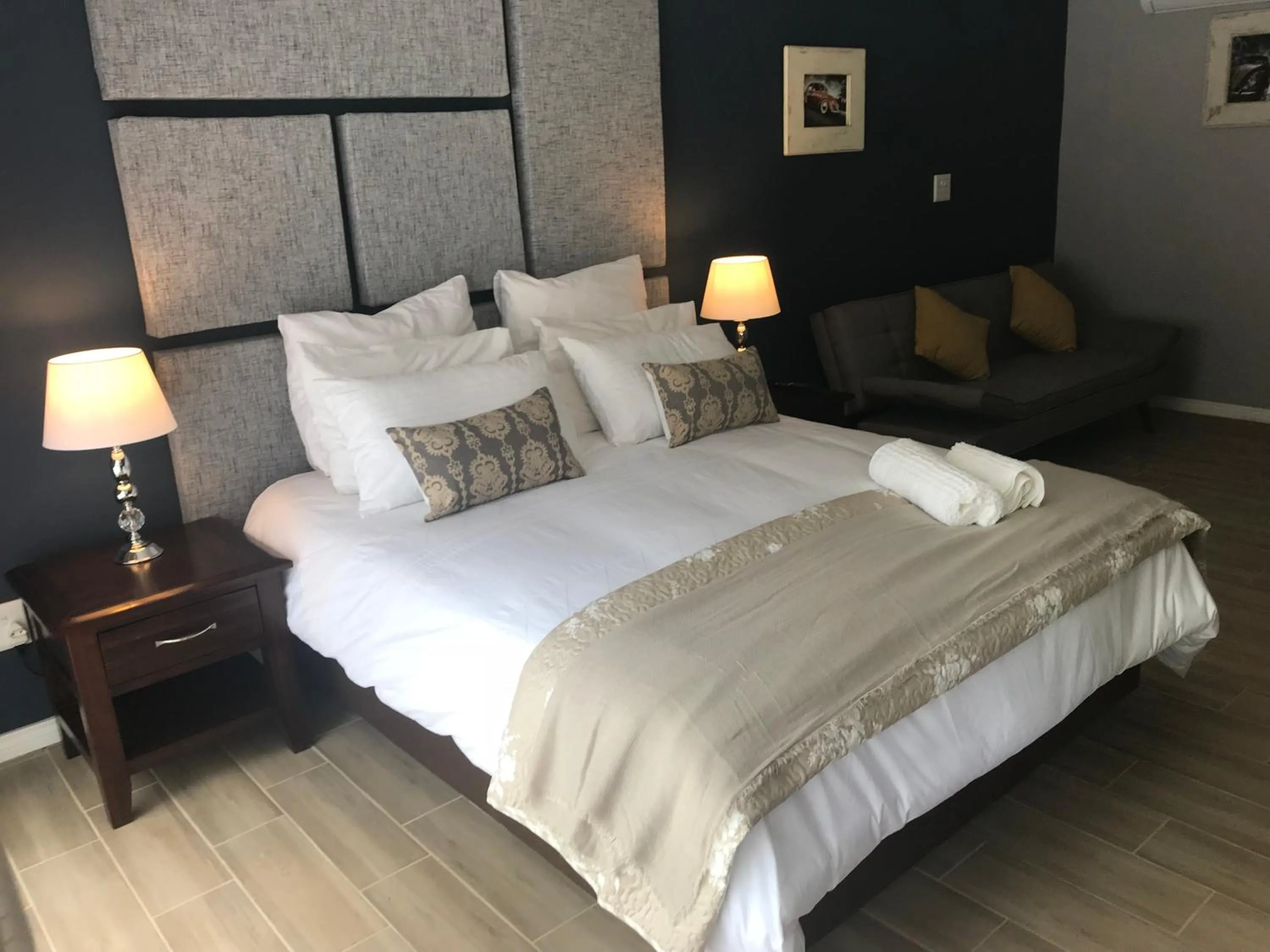 Photo of the whole room, Bed in La Benroy