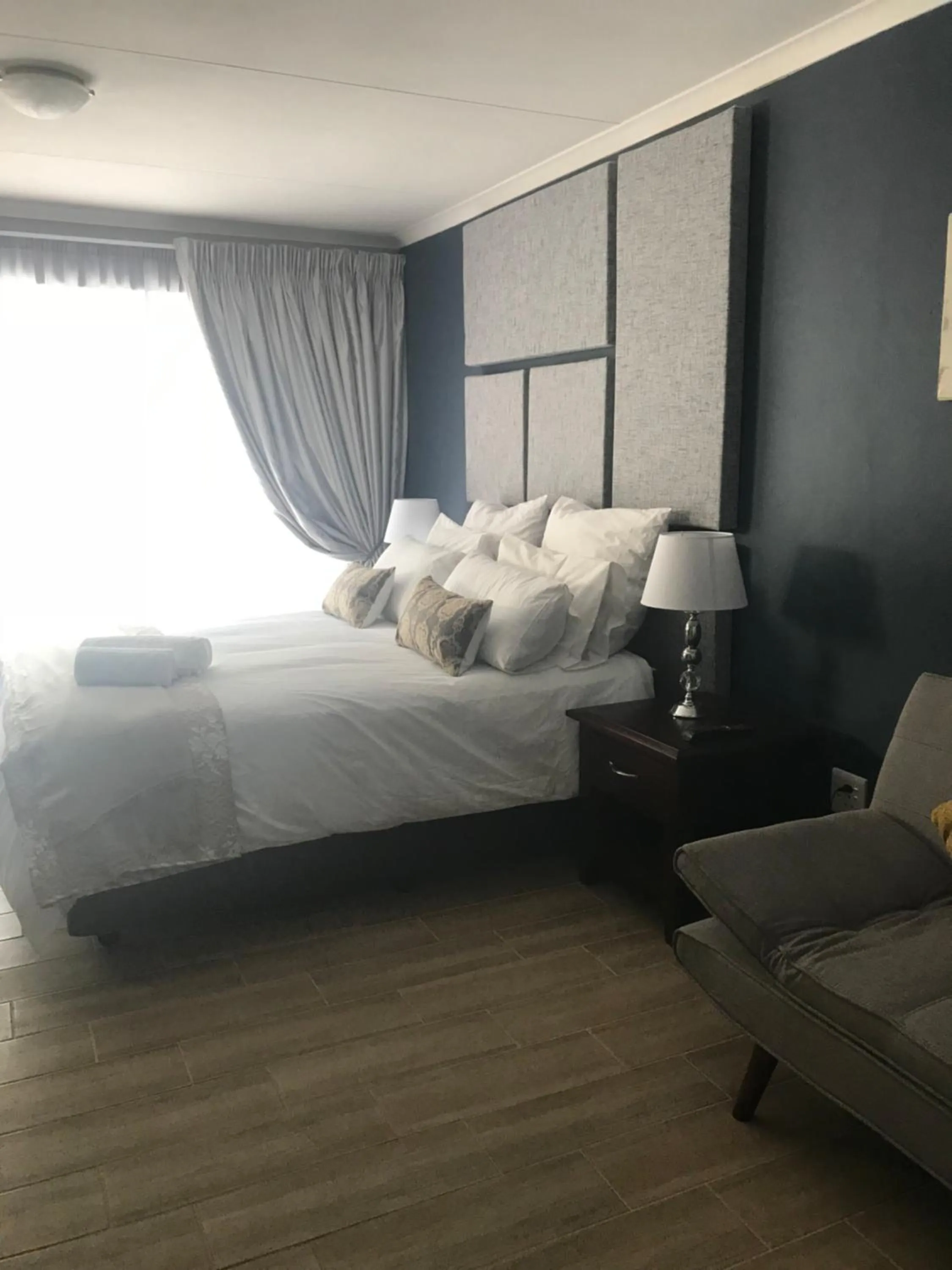 Photo of the whole room, Bed in La Benroy