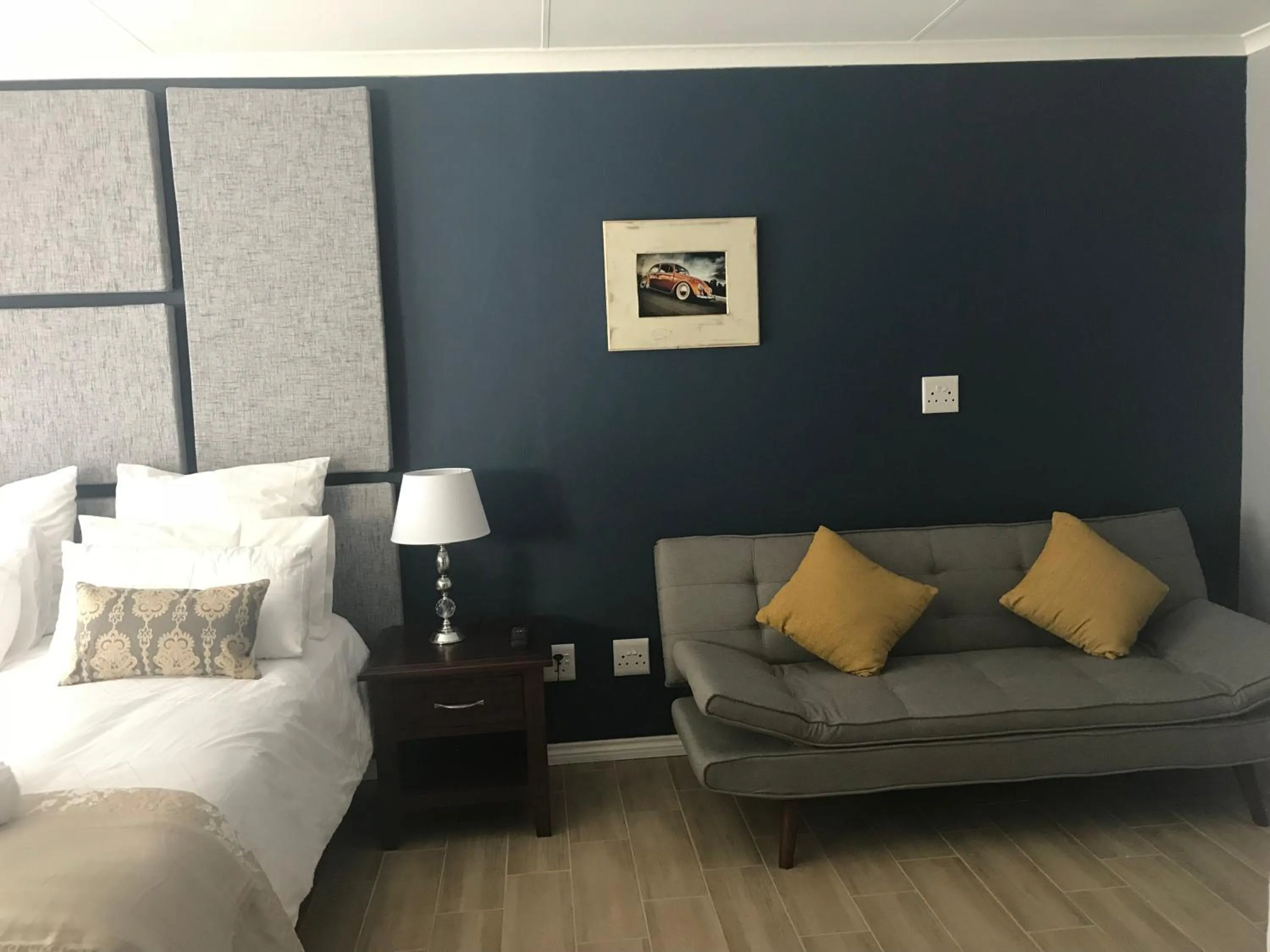 Seating area, Bed in La Benroy