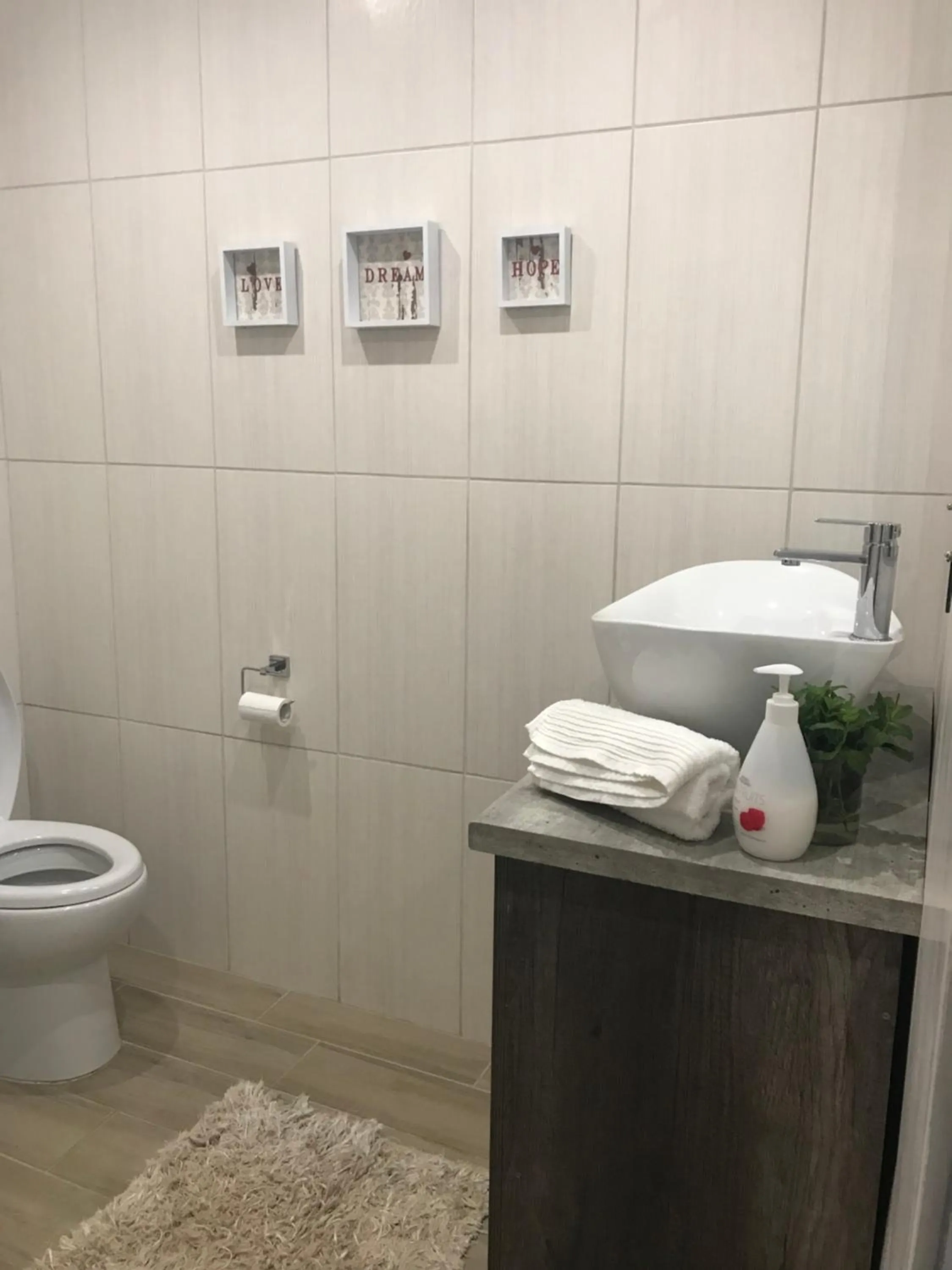 Bathroom in La Benroy