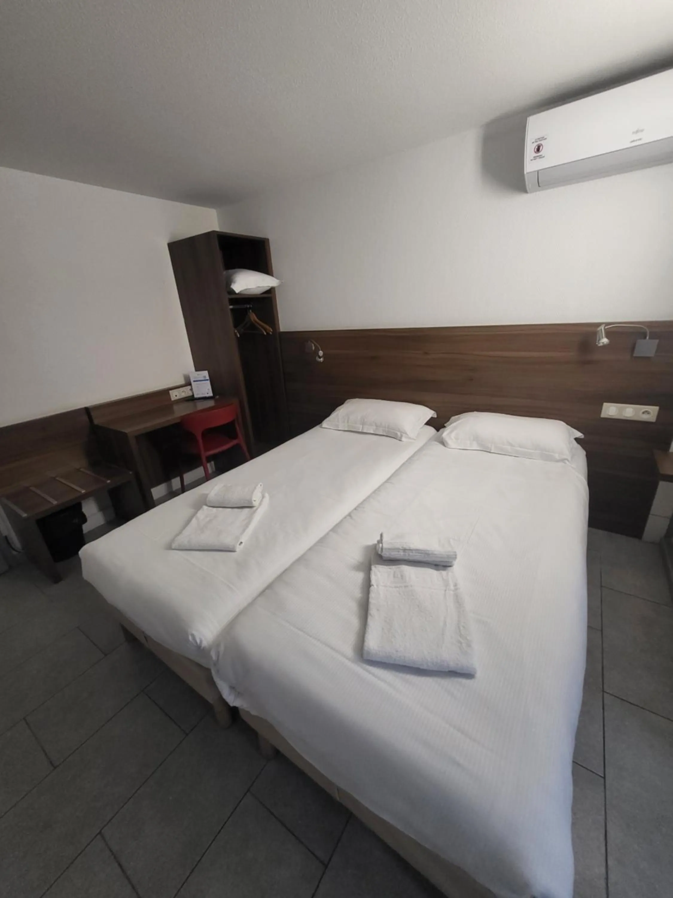 Bed in Brit Hotel Plaisance A9/A61