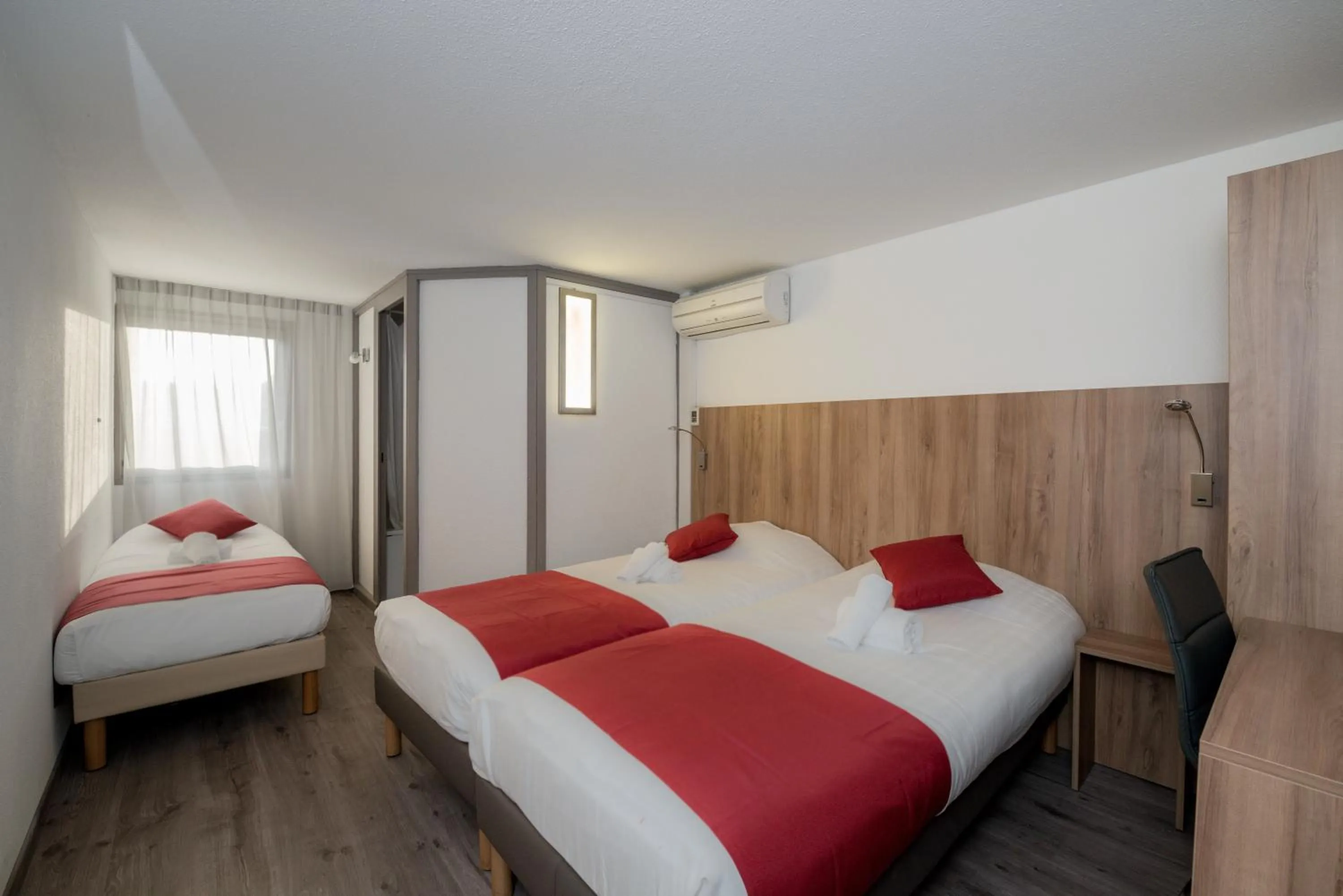 Bed in Brit Hotel Plaisance A9/A61