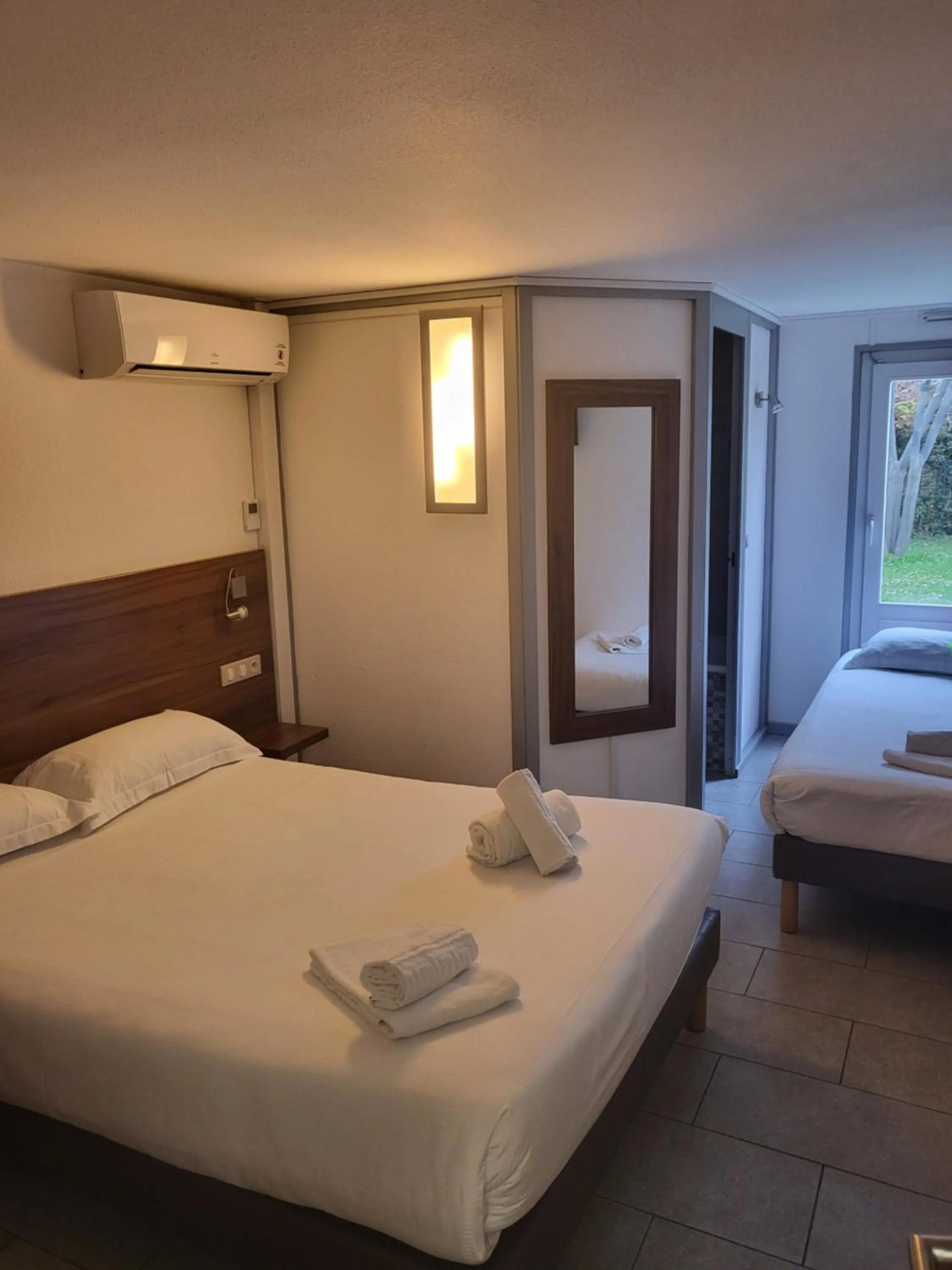 Bed in Brit Hotel Plaisance A9/A61