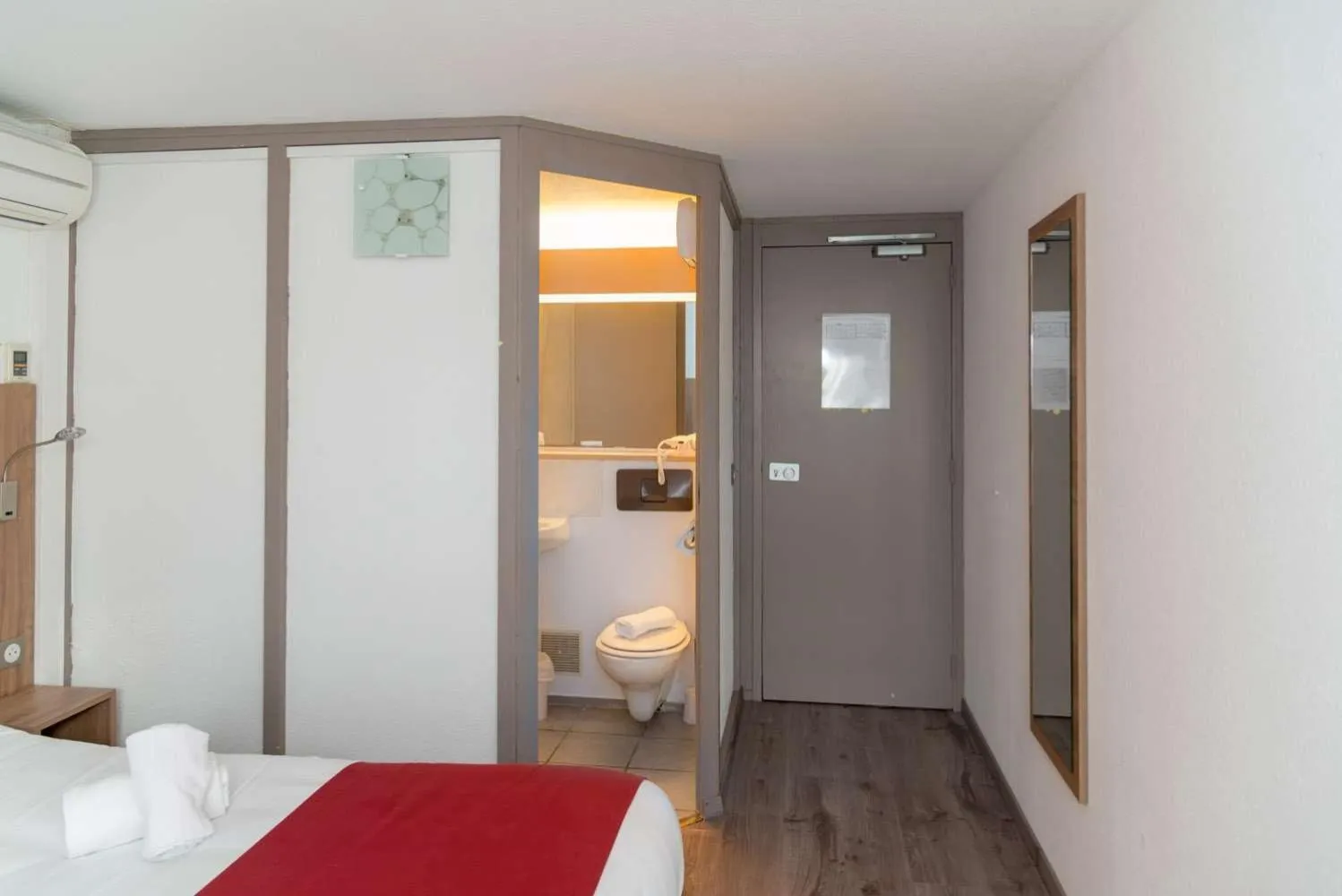 Bathroom, Bed in Brit Hotel Plaisance A9/A61