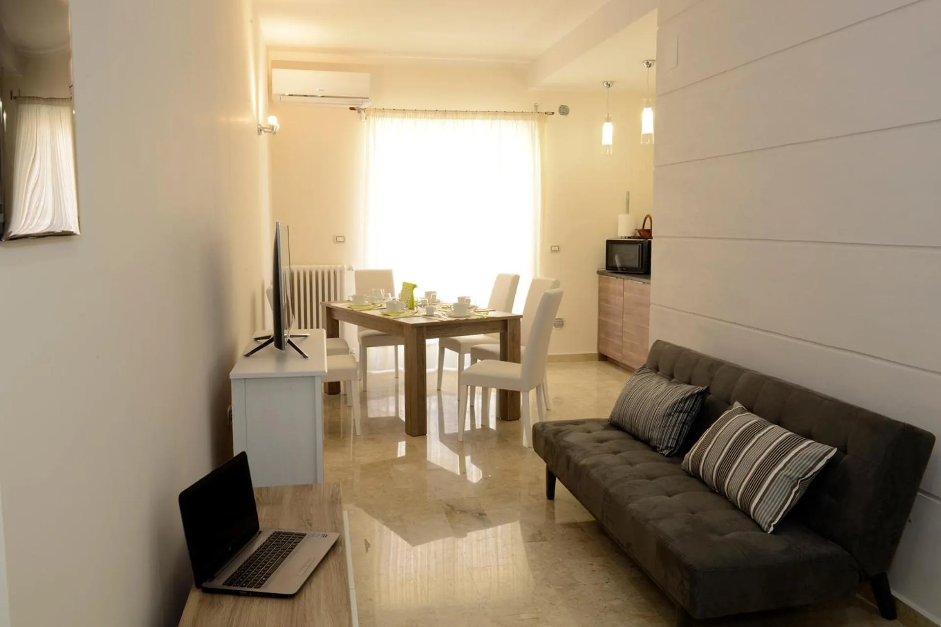 Communal lounge/ TV room in Fronte Del Porto