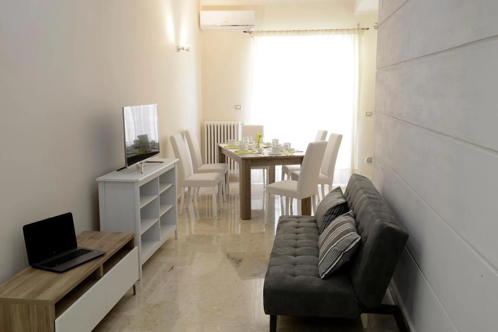 Communal lounge/ TV room in Fronte Del Porto