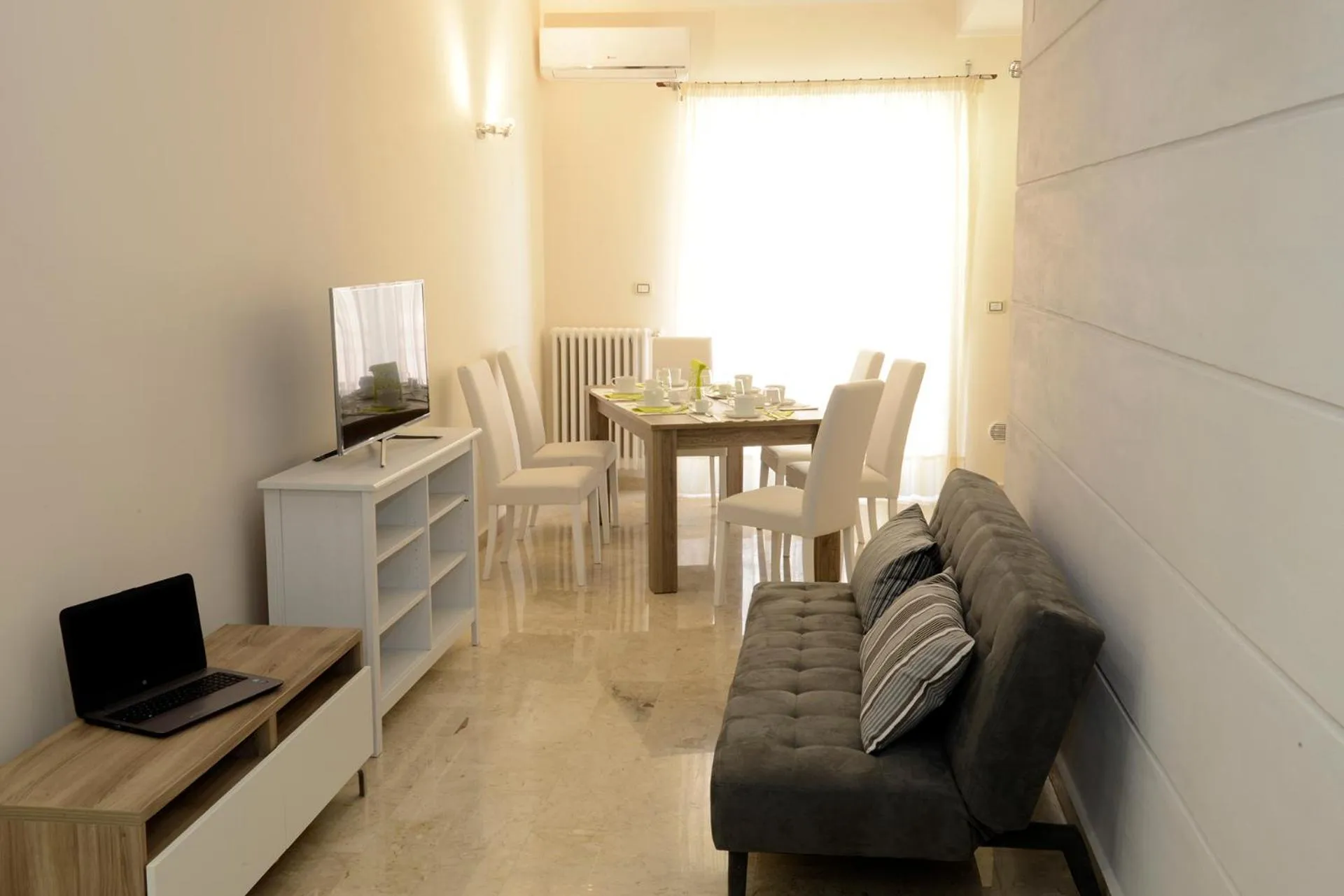 Communal lounge/ TV room in Fronte Del Porto