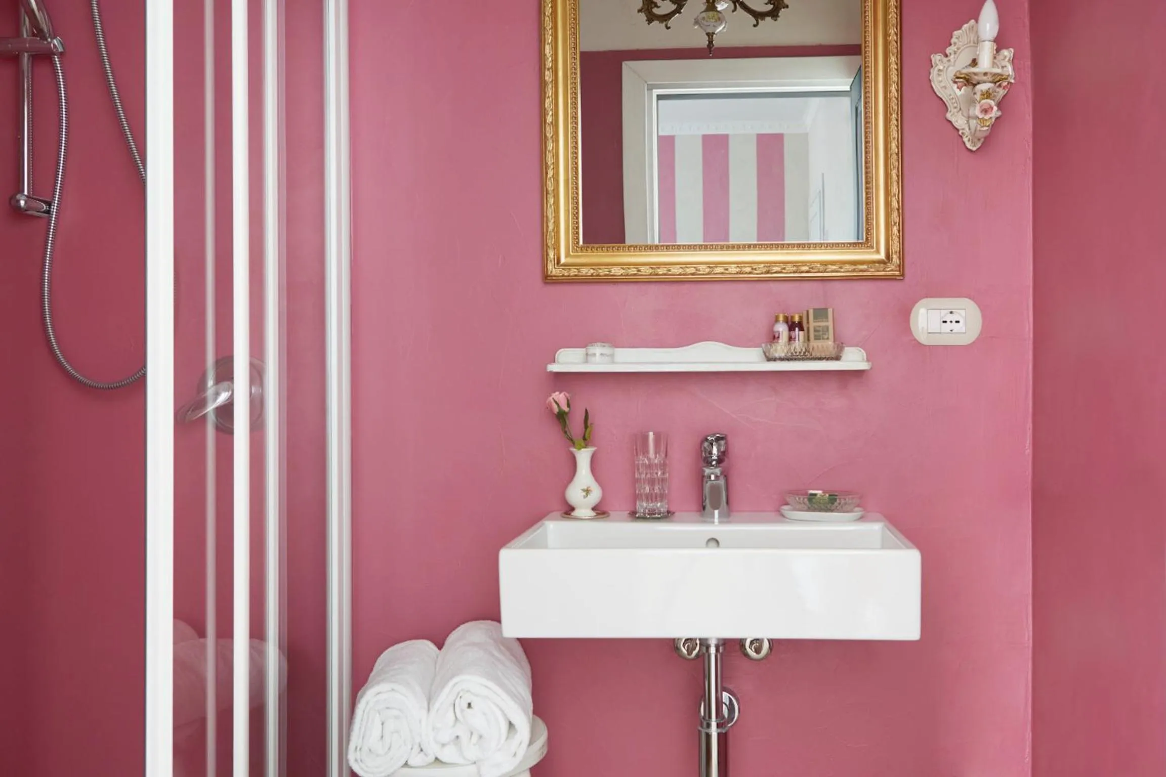 Shower in La Zarabba Boutique Hotel