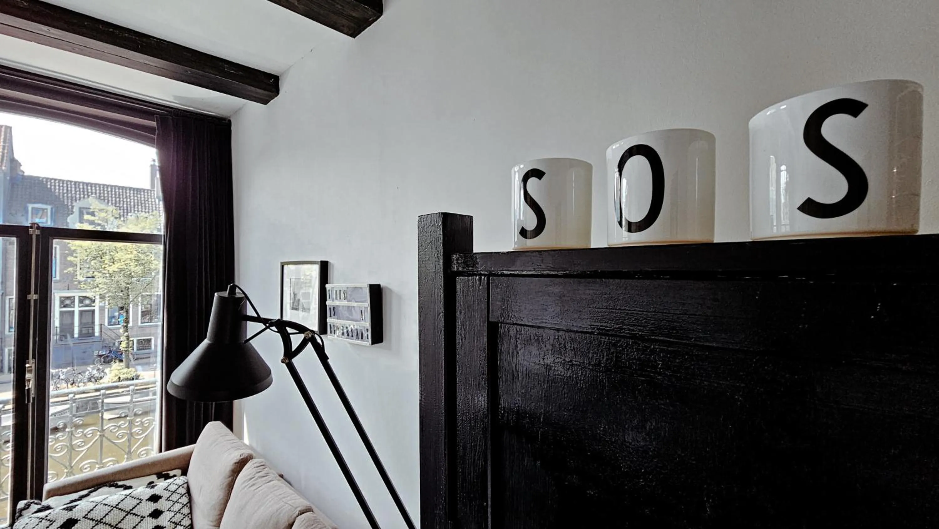 Decorative detail in JoyJoyJoy the Black Beauty ecolicious studio in a canal house with French balcony with view on the canals