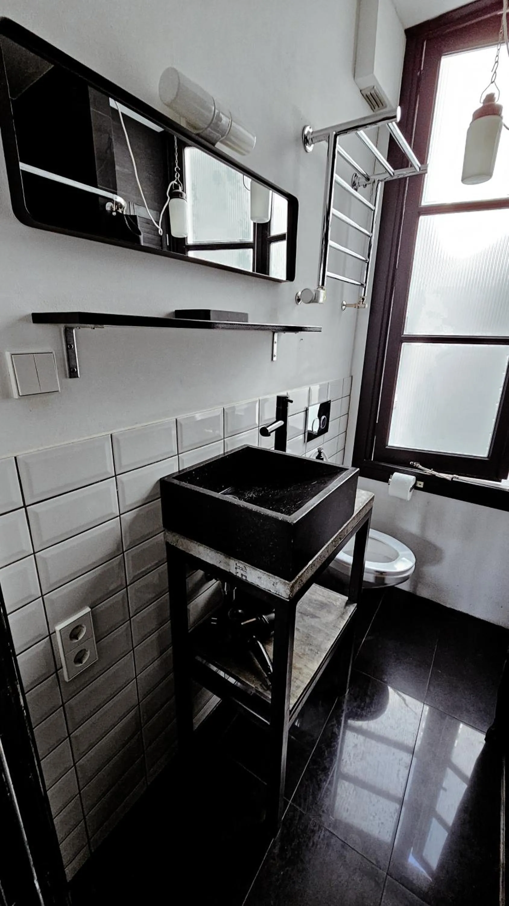 Bathroom in JoyJoyJoy the Black Beauty ecolicious studio in a canal house with French balcony with view on the canals