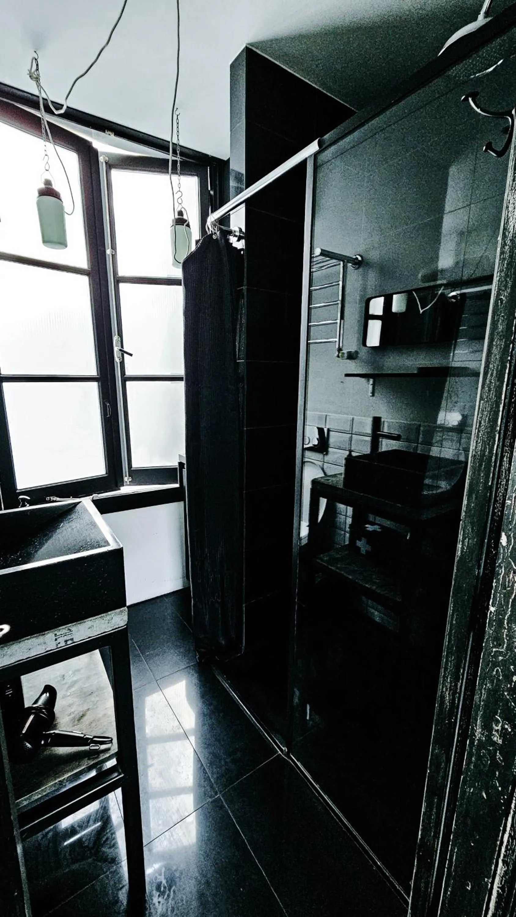 Shower in JoyJoyJoy the Black Beauty ecolicious studio in a canal house with French balcony with view on the canals