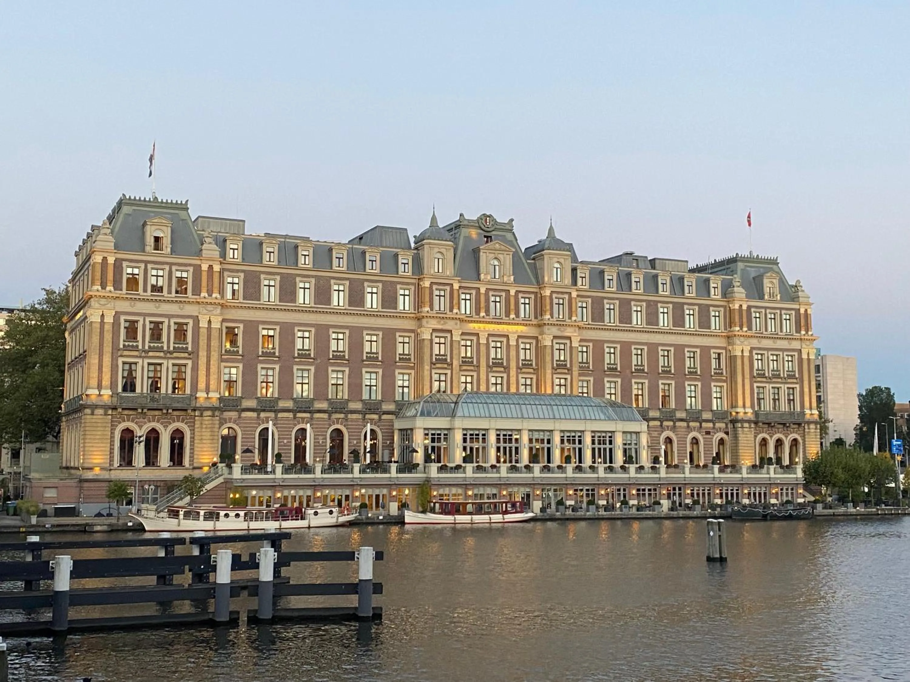 Nearby landmark in JoyJoyJoy the Black Beauty ecolicious studio in a canal house with French balcony with view on the canals