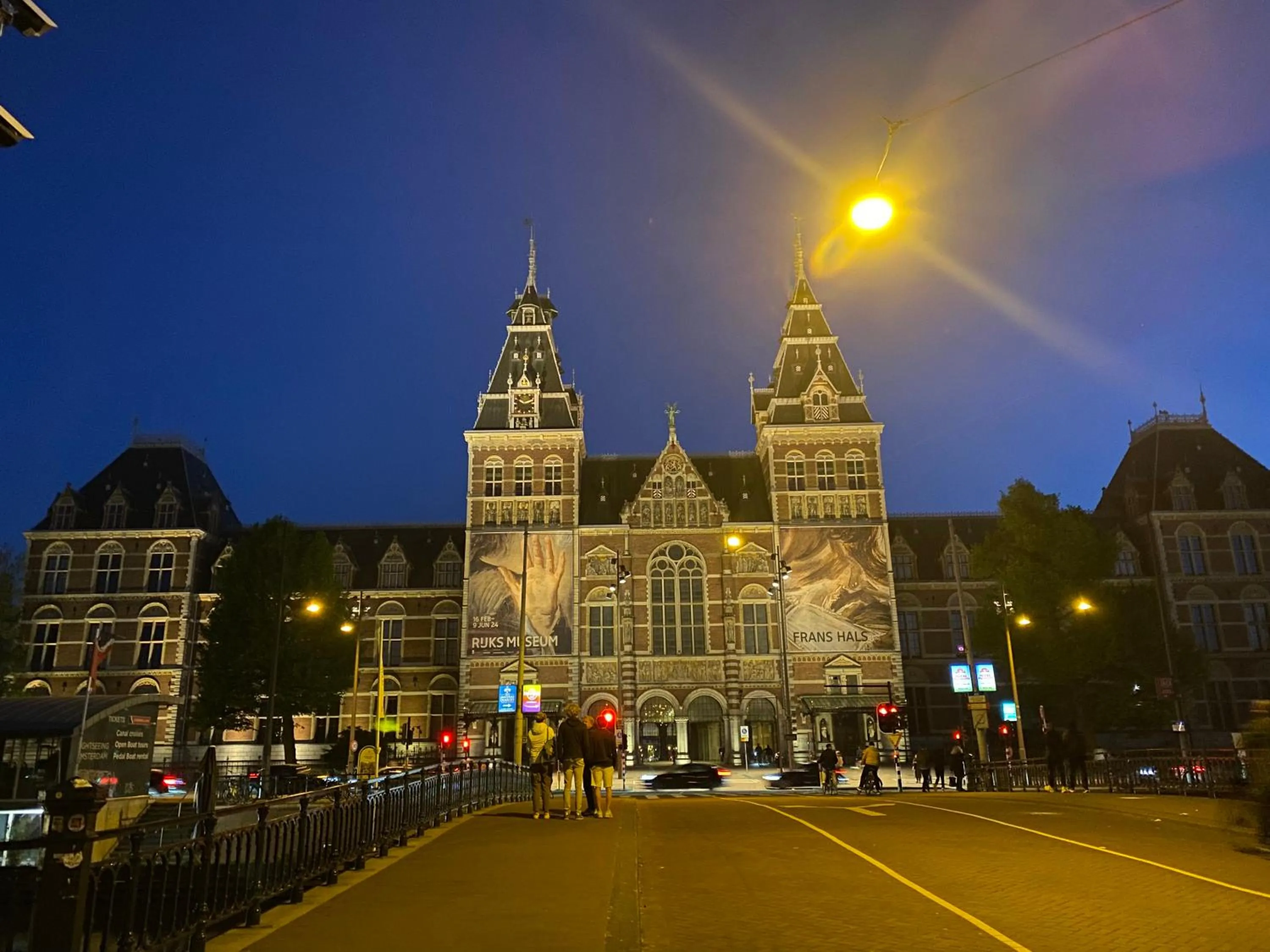 Nearby landmark in JoyJoyJoy the Black Beauty ecolicious studio in a canal house with French balcony with view on the canals