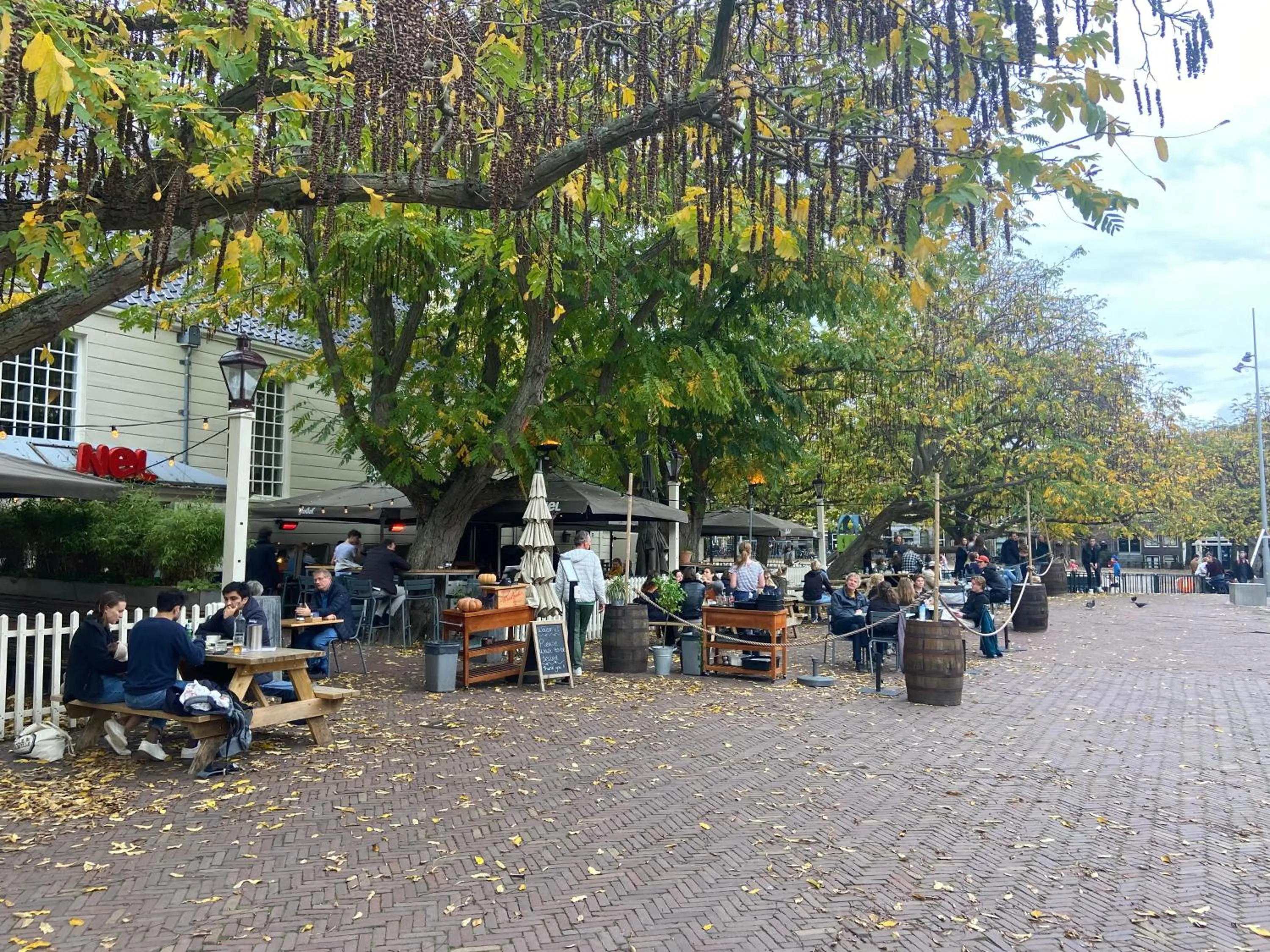 Nearby landmark in JoyJoyJoy the Black Beauty ecolicious studio in a canal house with French balcony with view on the canals