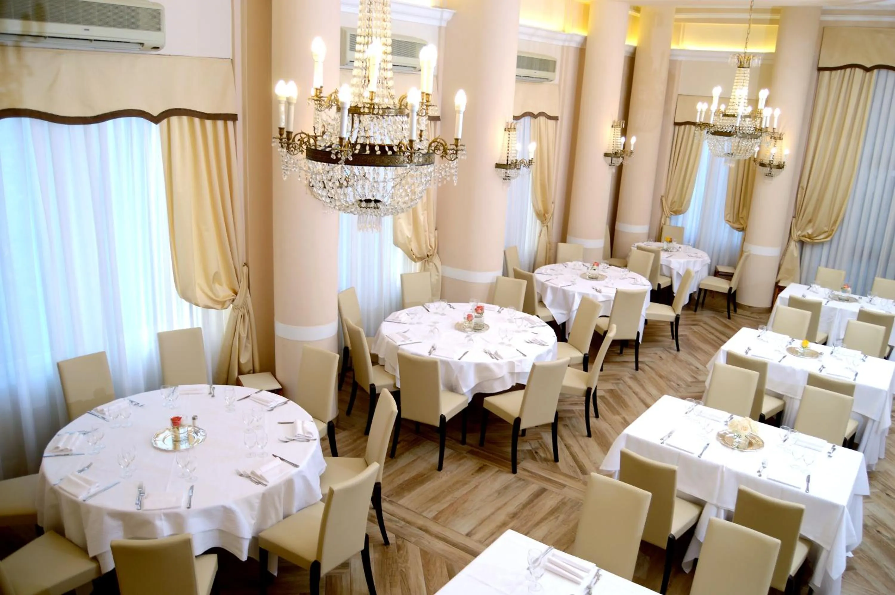 Restaurant/places to eat in Grand Hotel Vittoria