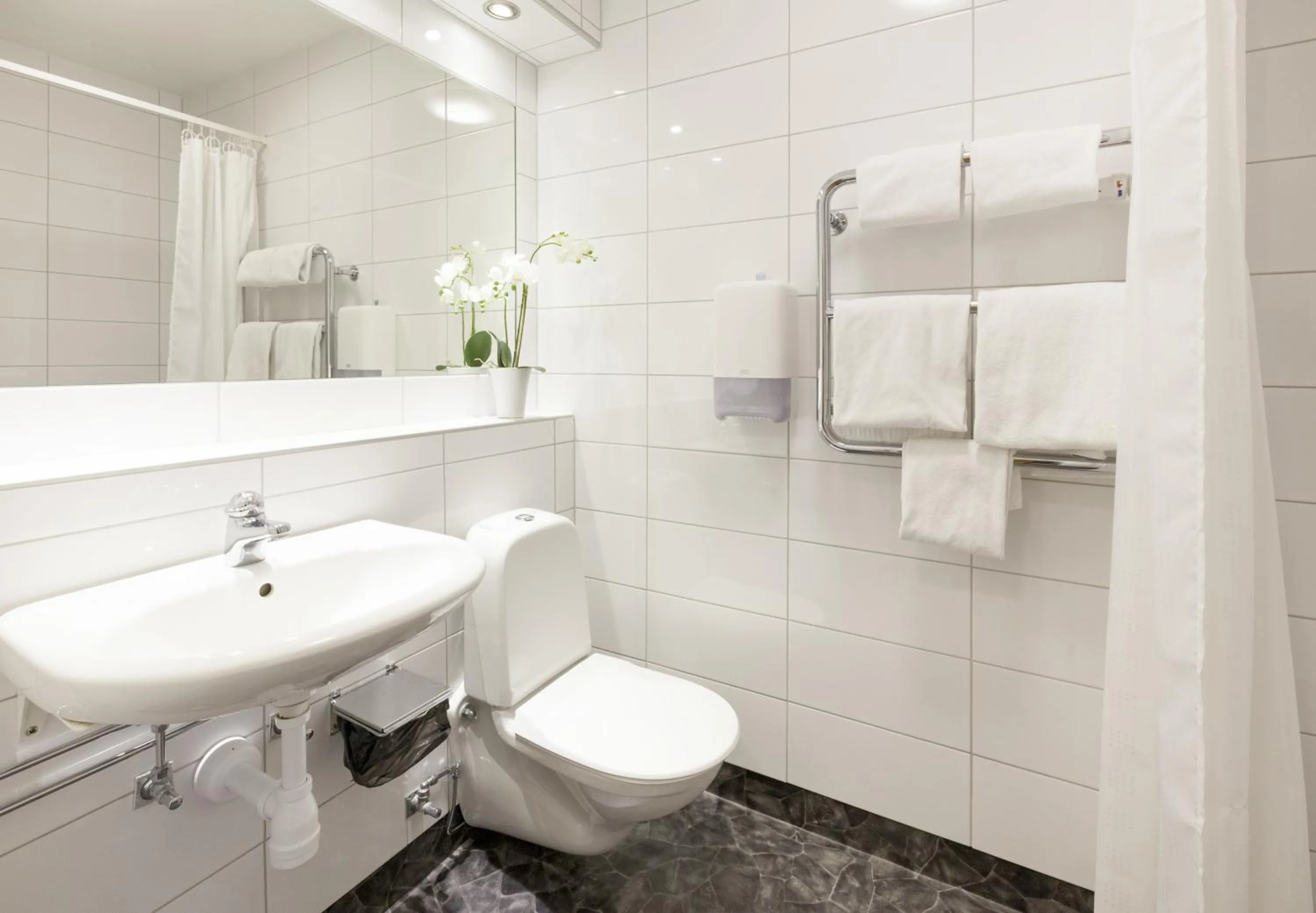 Bathroom in First Hotel Dragonen