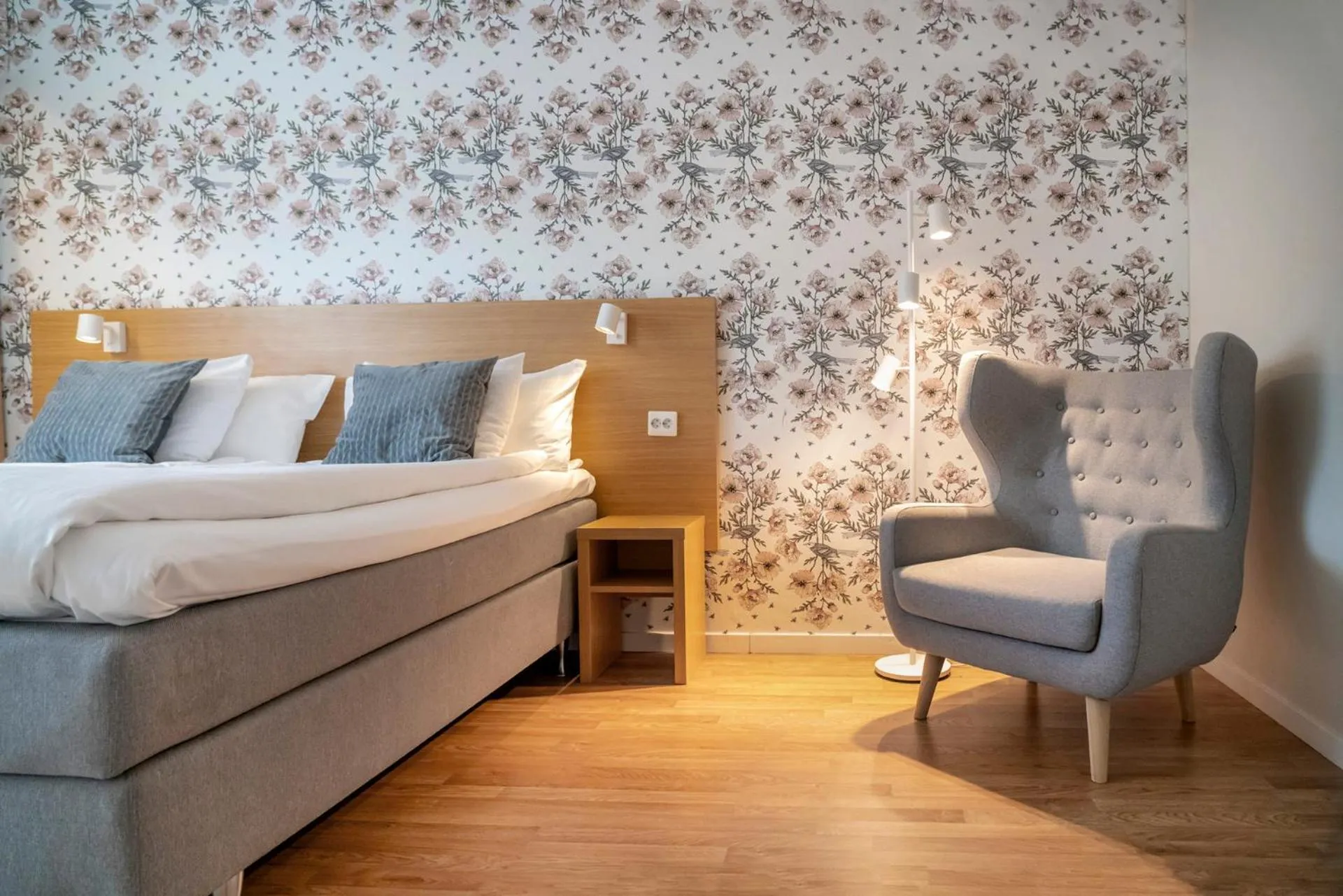 Property building, Bed in First Hotel Dragonen