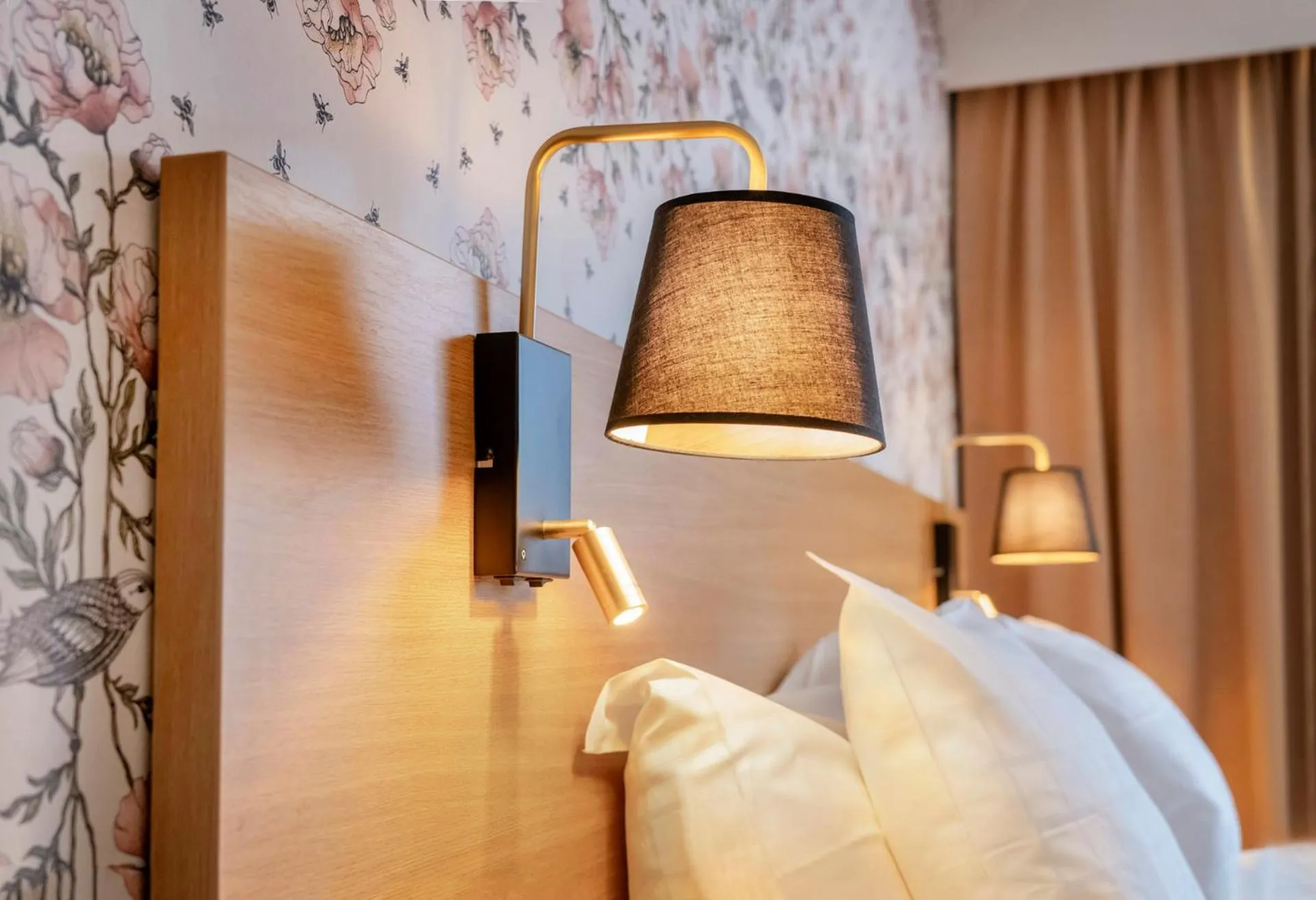 Property building, Bed in First Hotel Dragonen