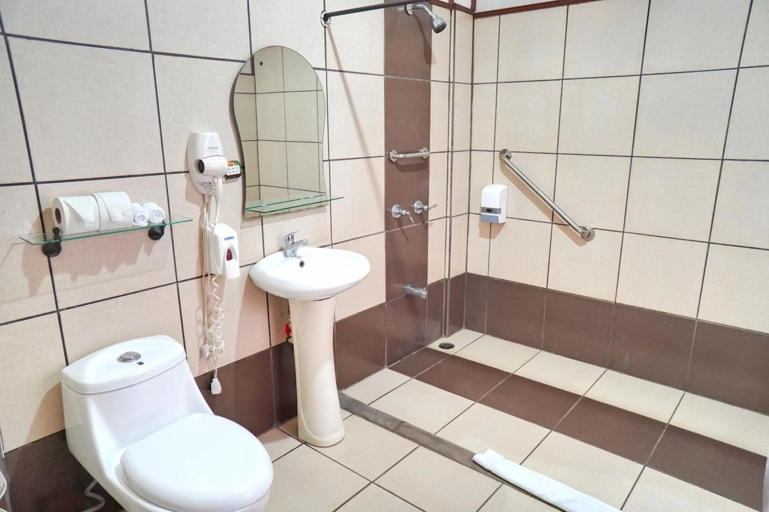 Bathroom in La Quinta Sarapiqui Lodge