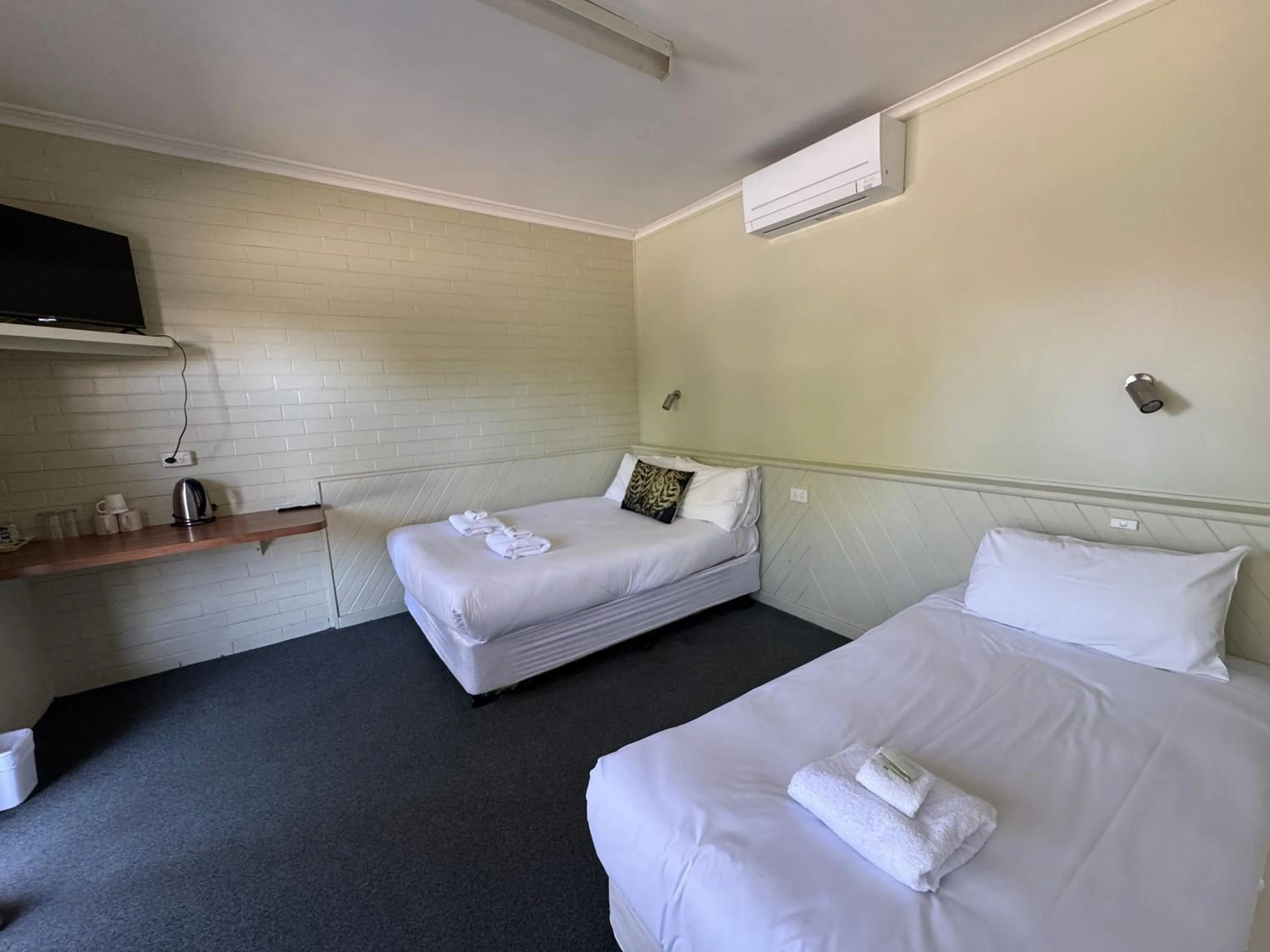 Property building, Bed in Great Western Motel