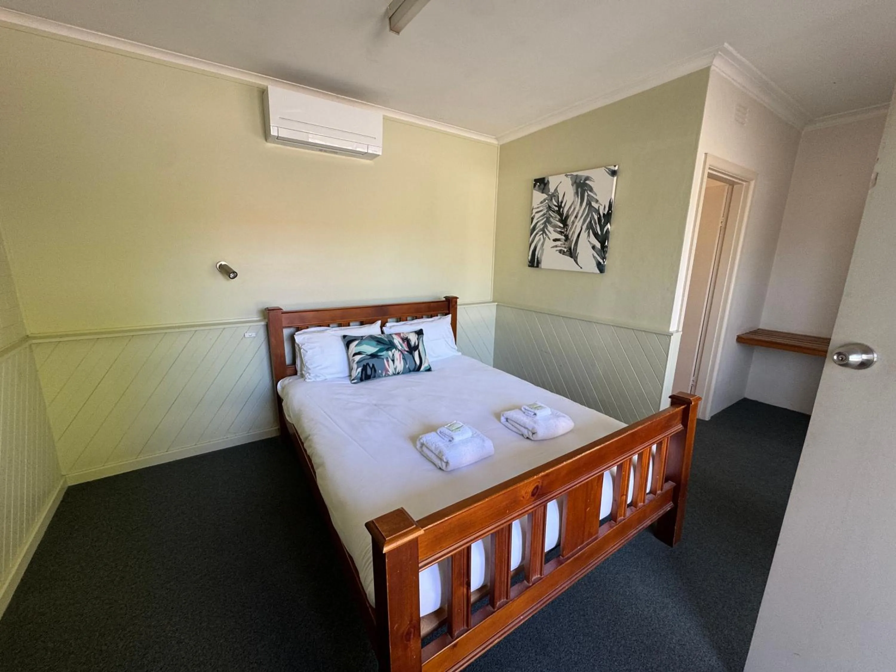 Property building, Bed in Great Western Motel