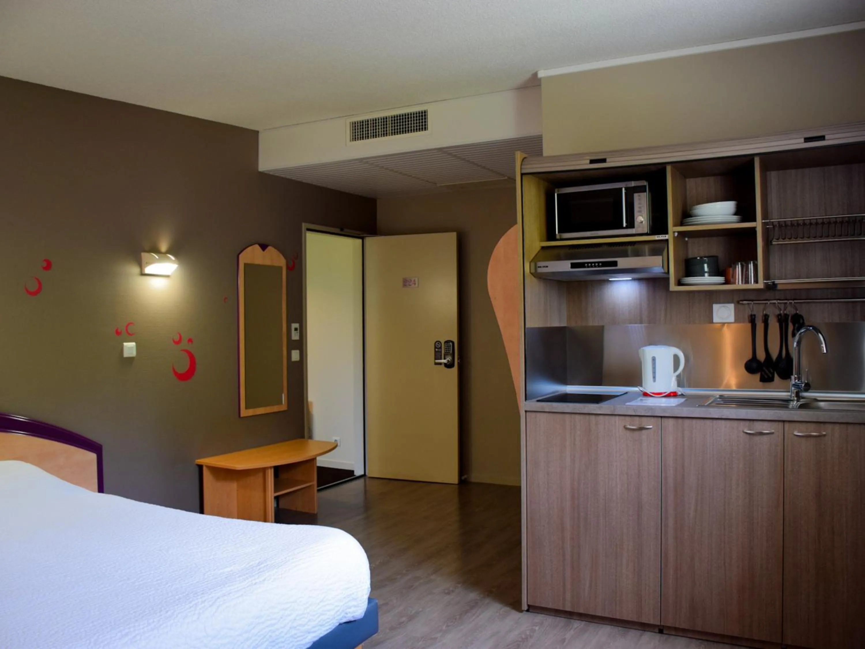 Kitchen or kitchenette, Bed in B&B HOTEL Aurillac Le Lioran