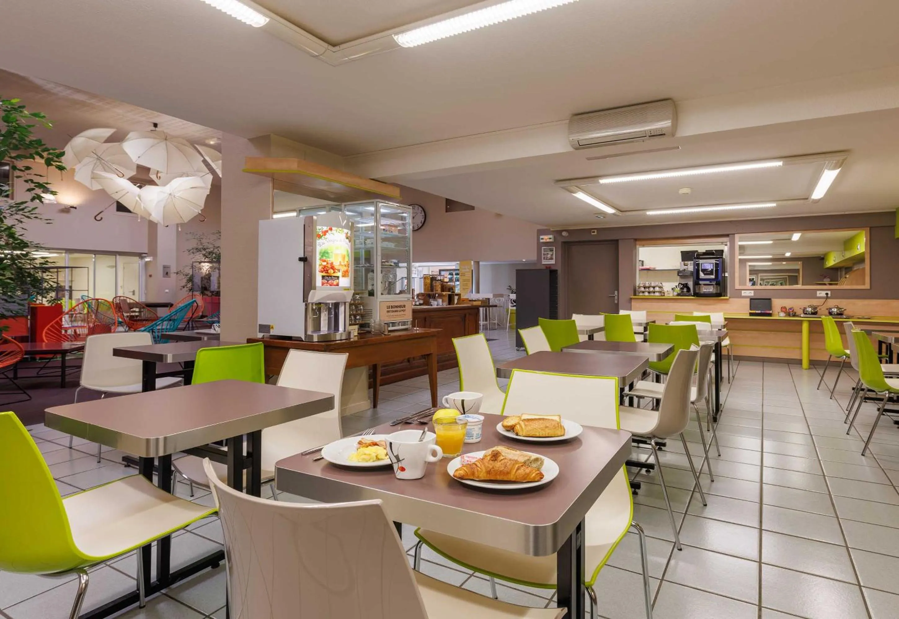 Restaurant/places to eat in B&B HOTEL Aurillac Le Lioran