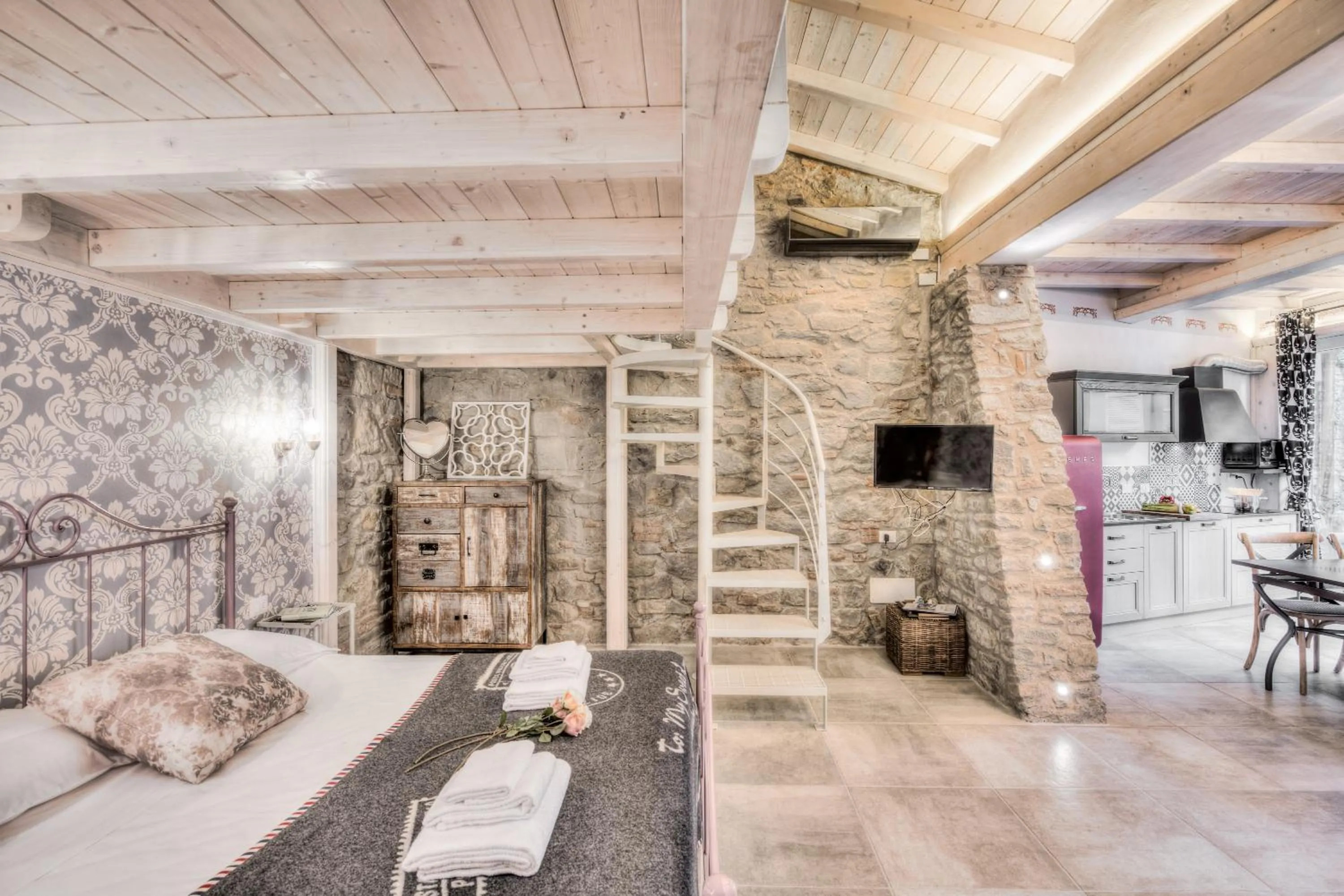 Dining area in Giglio Apartments by Mmega