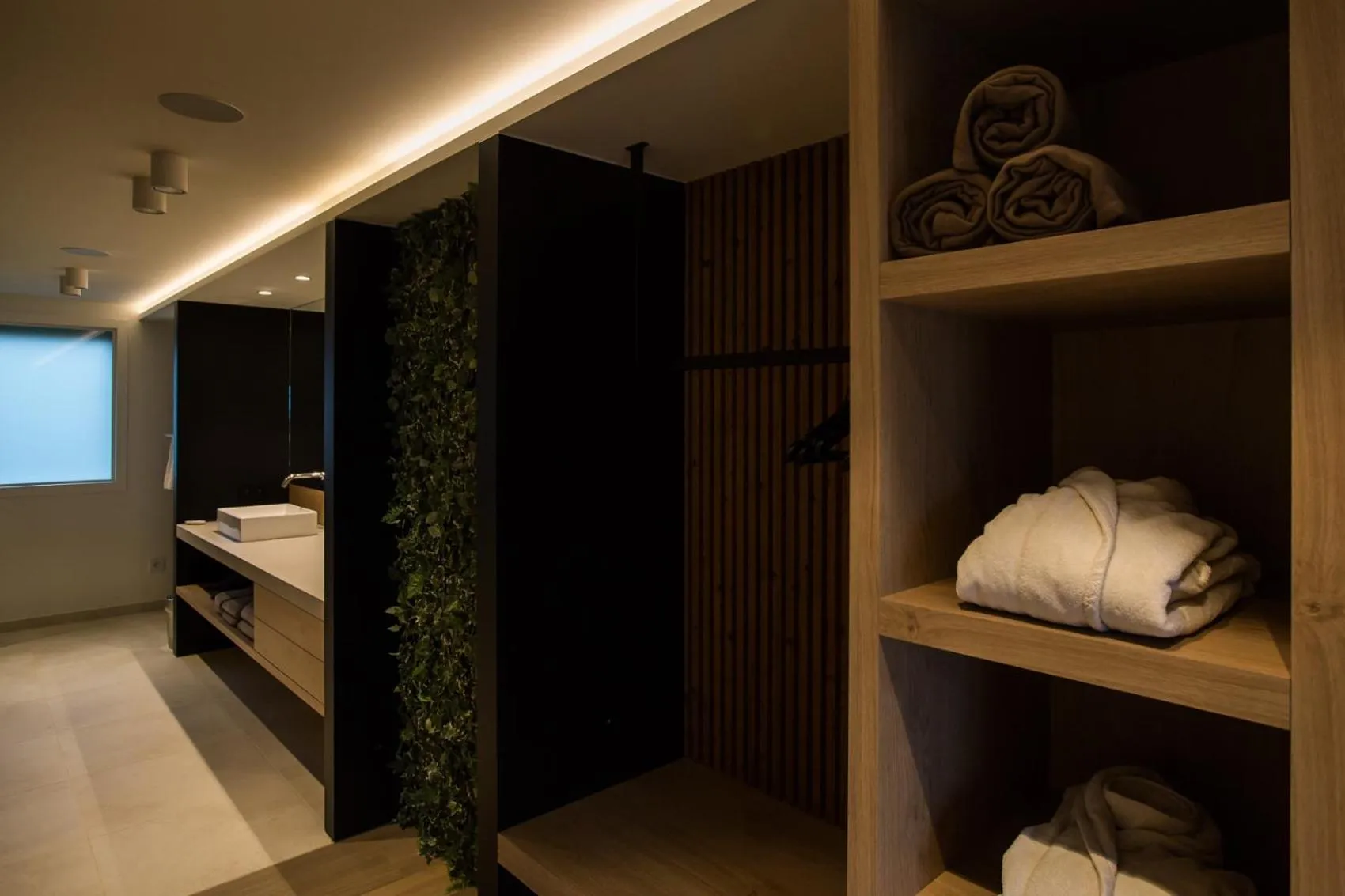 wardrobe, Bed in Wellness Hasselt B&B