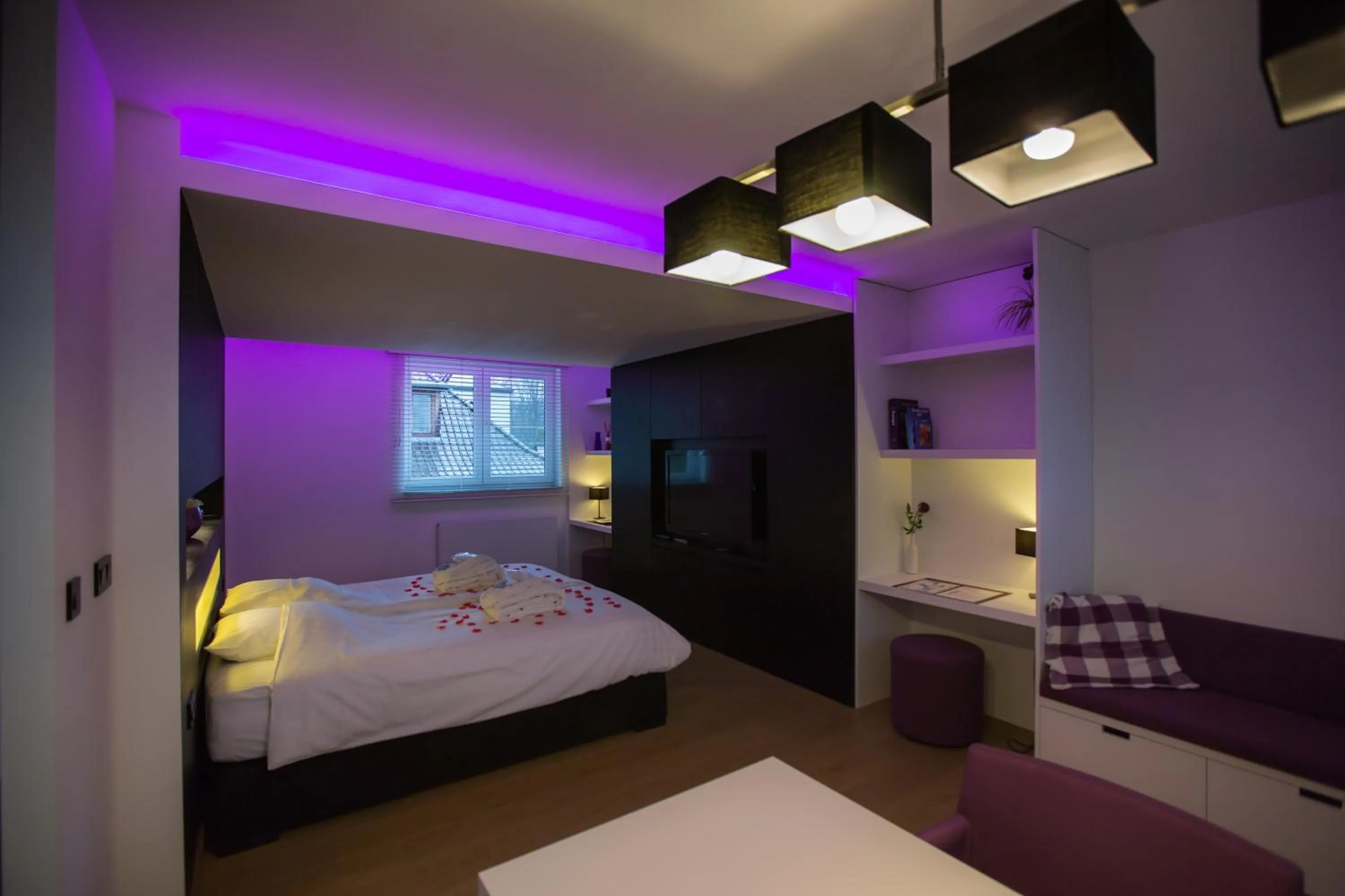 TV and multimedia, Bed in Wellness Hasselt B&B