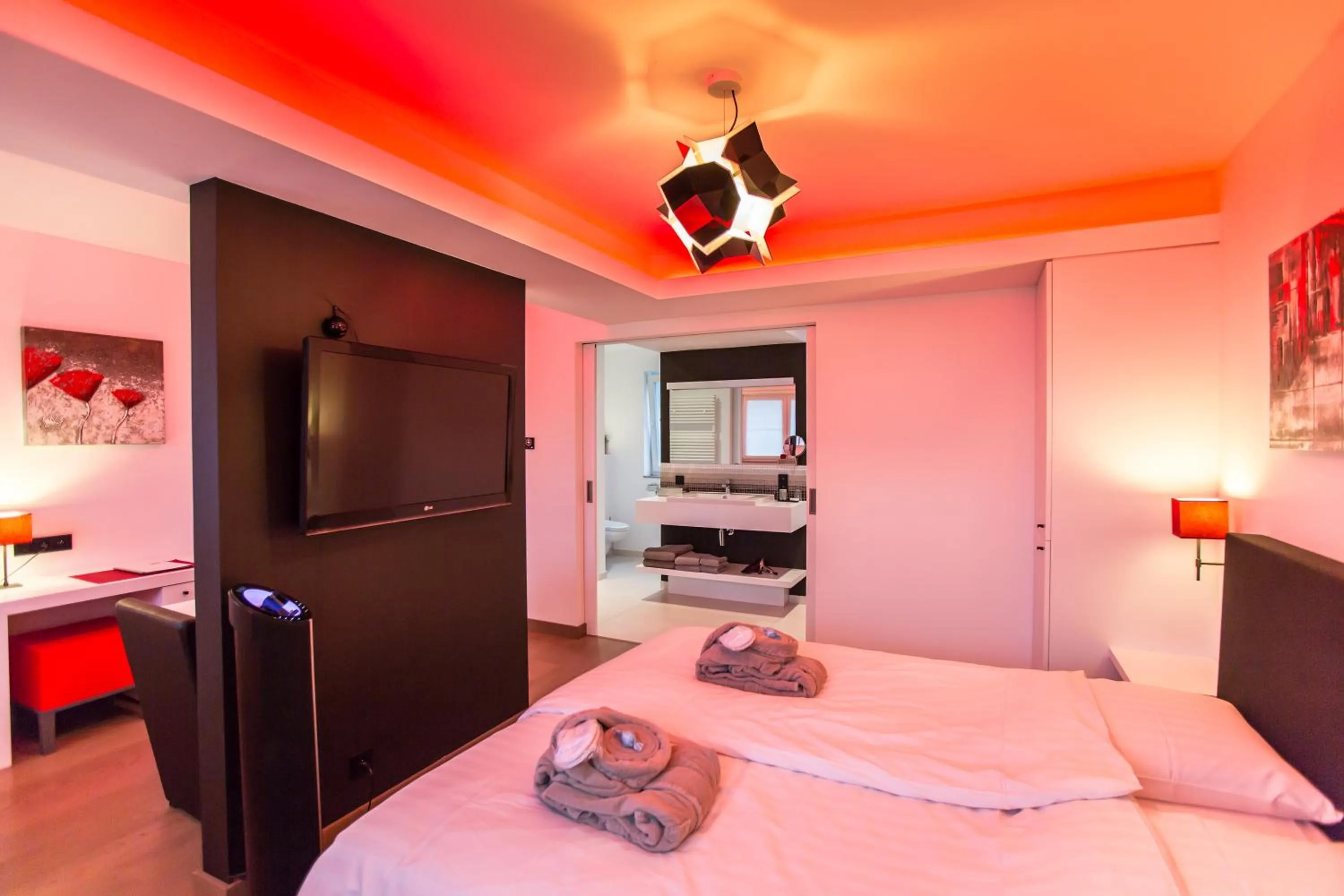 Photo of the whole room, Bed in Wellness Hasselt B&B