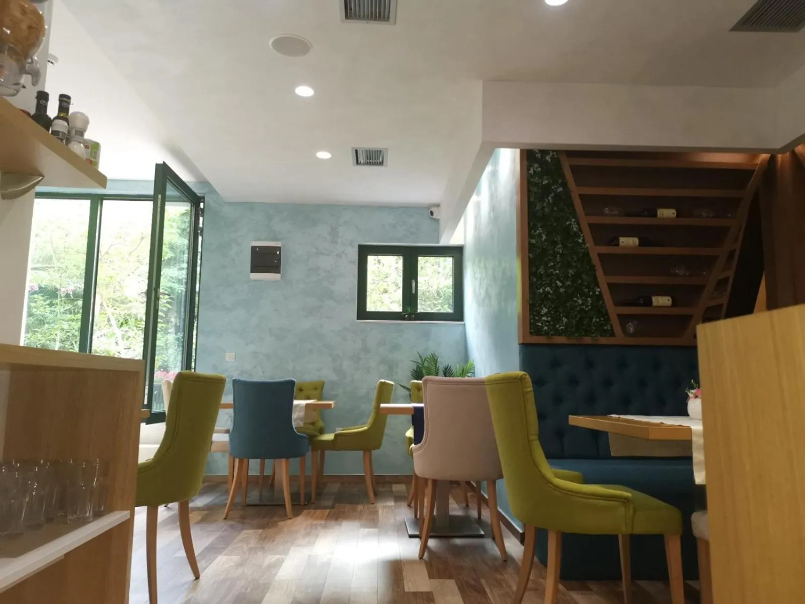 Restaurant/places to eat in Hotel Alkima