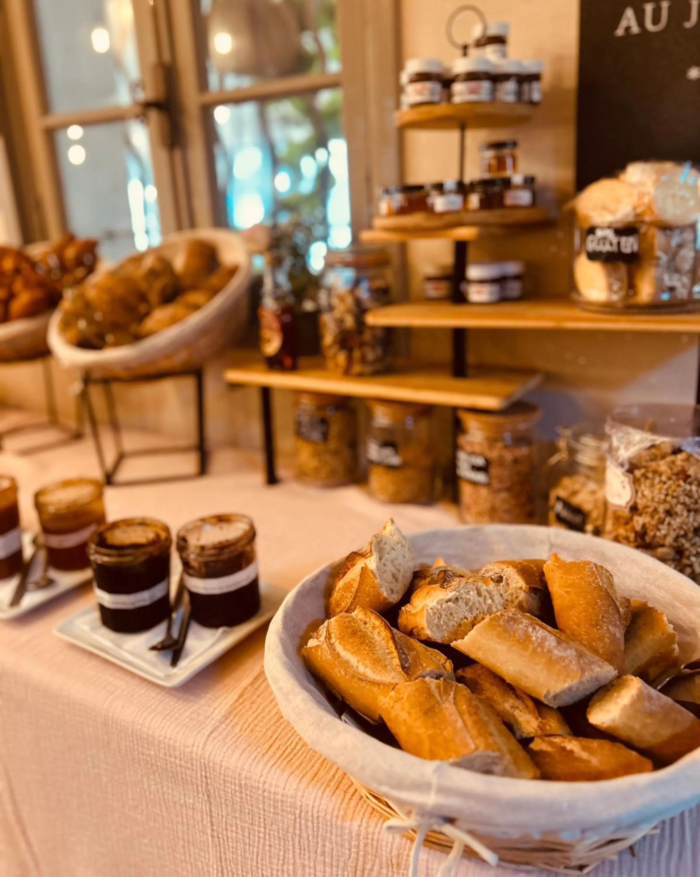 Breakfast in Logis Hôtels La Bastide des Golfs